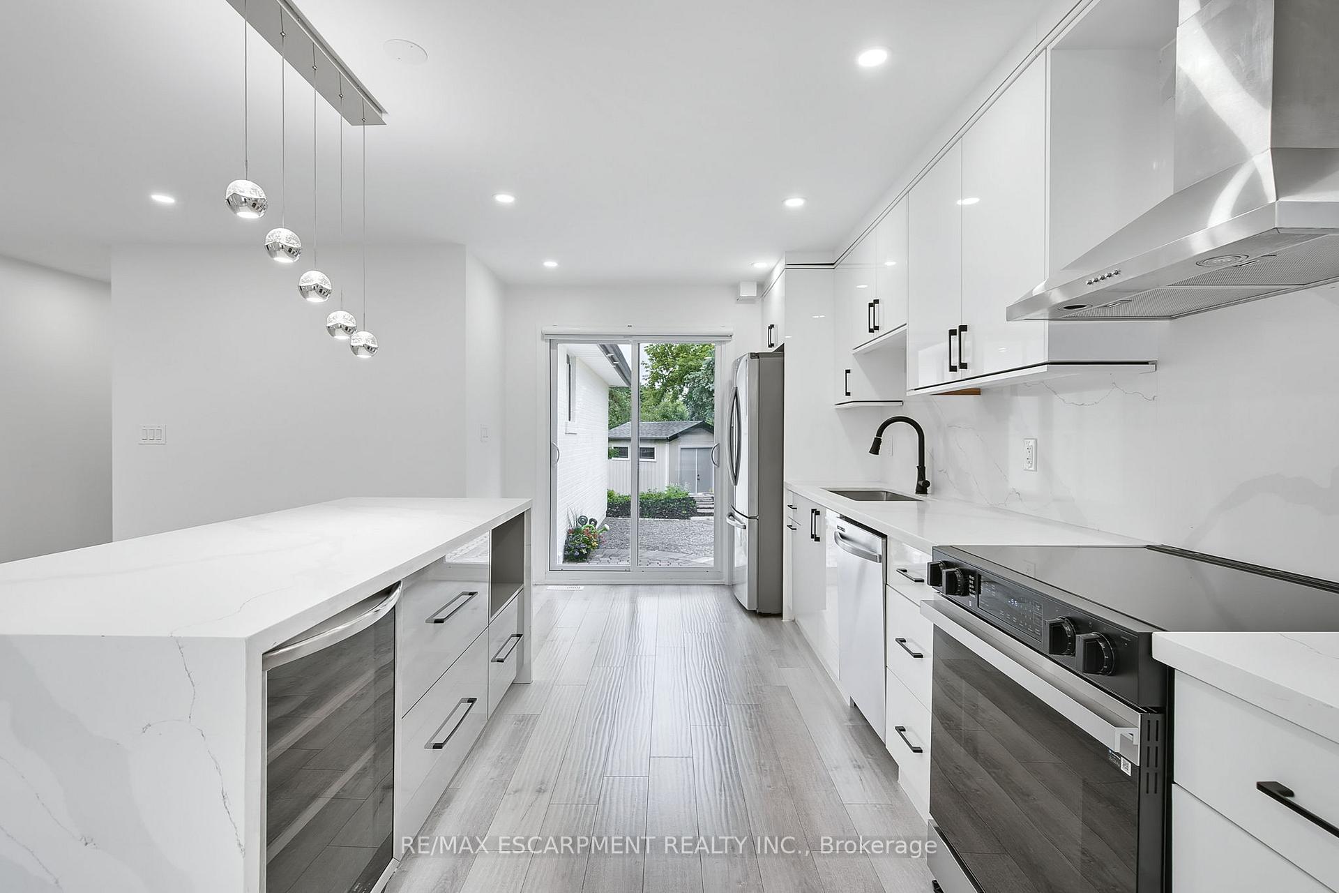 Photo 3 of 1414 Allangrove Drive, Burlington, Palmer — HOMEH