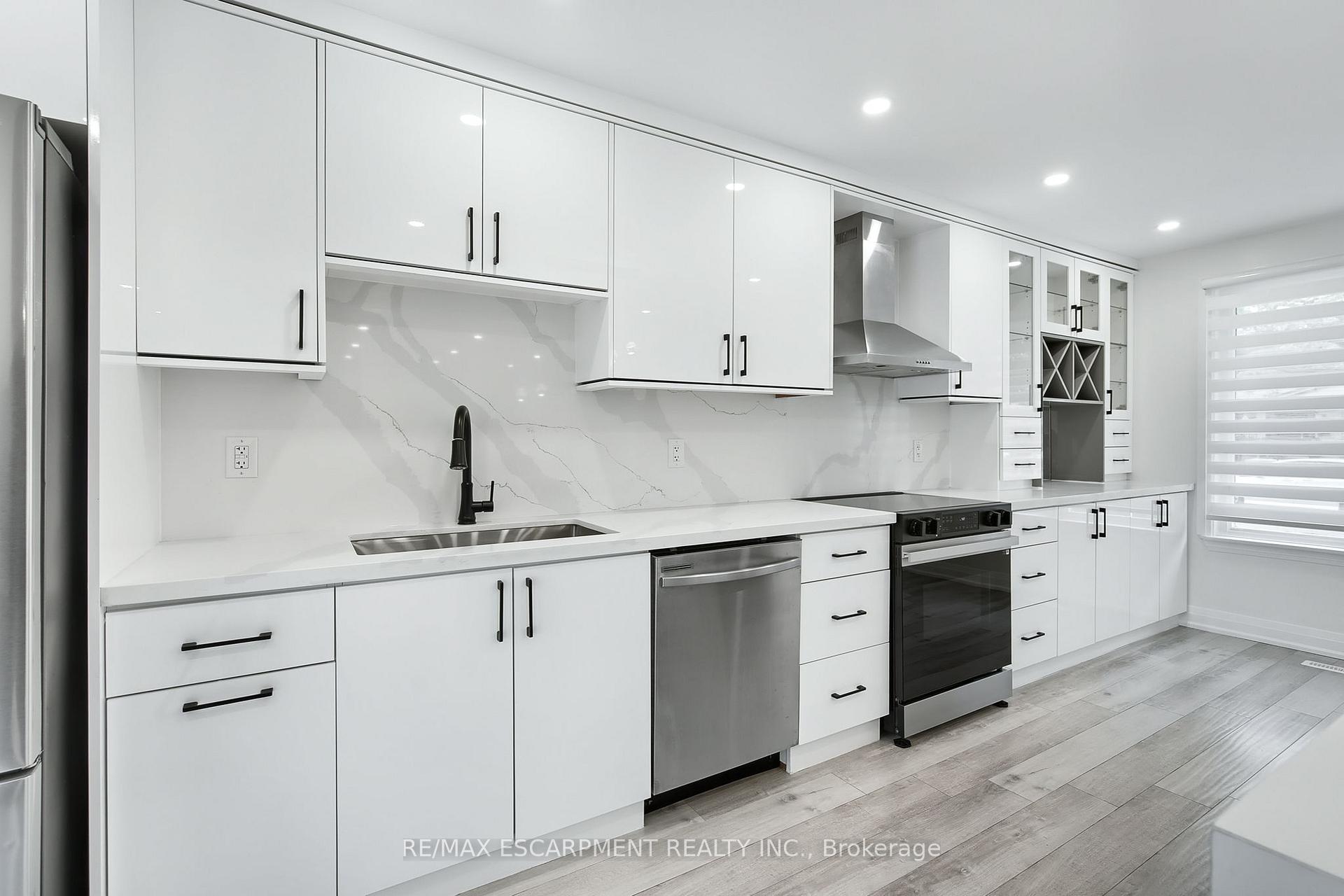 Photo 6 of 1414 Allangrove Drive, Burlington, Palmer — HOMEH