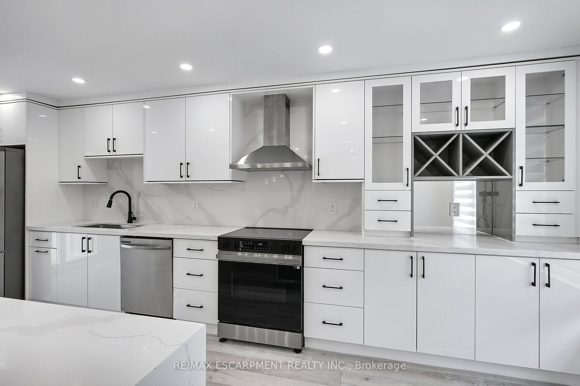 Photo 2 of 1414 Allangrove Drive, Burlington, Palmer — HOMEH