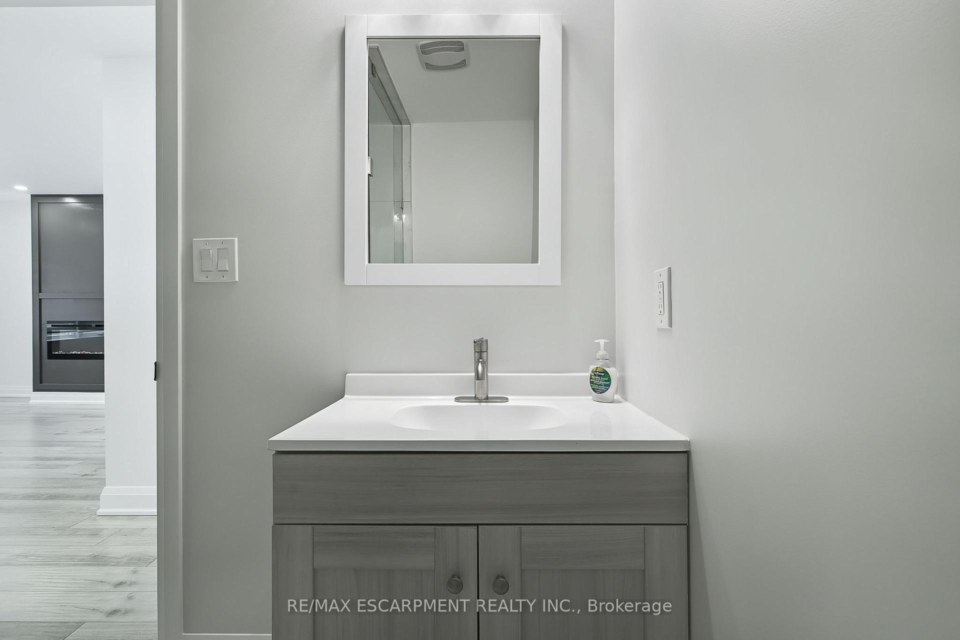 Photo 15 of 1414 Allangrove Drive, Burlington, Palmer — HOMEH