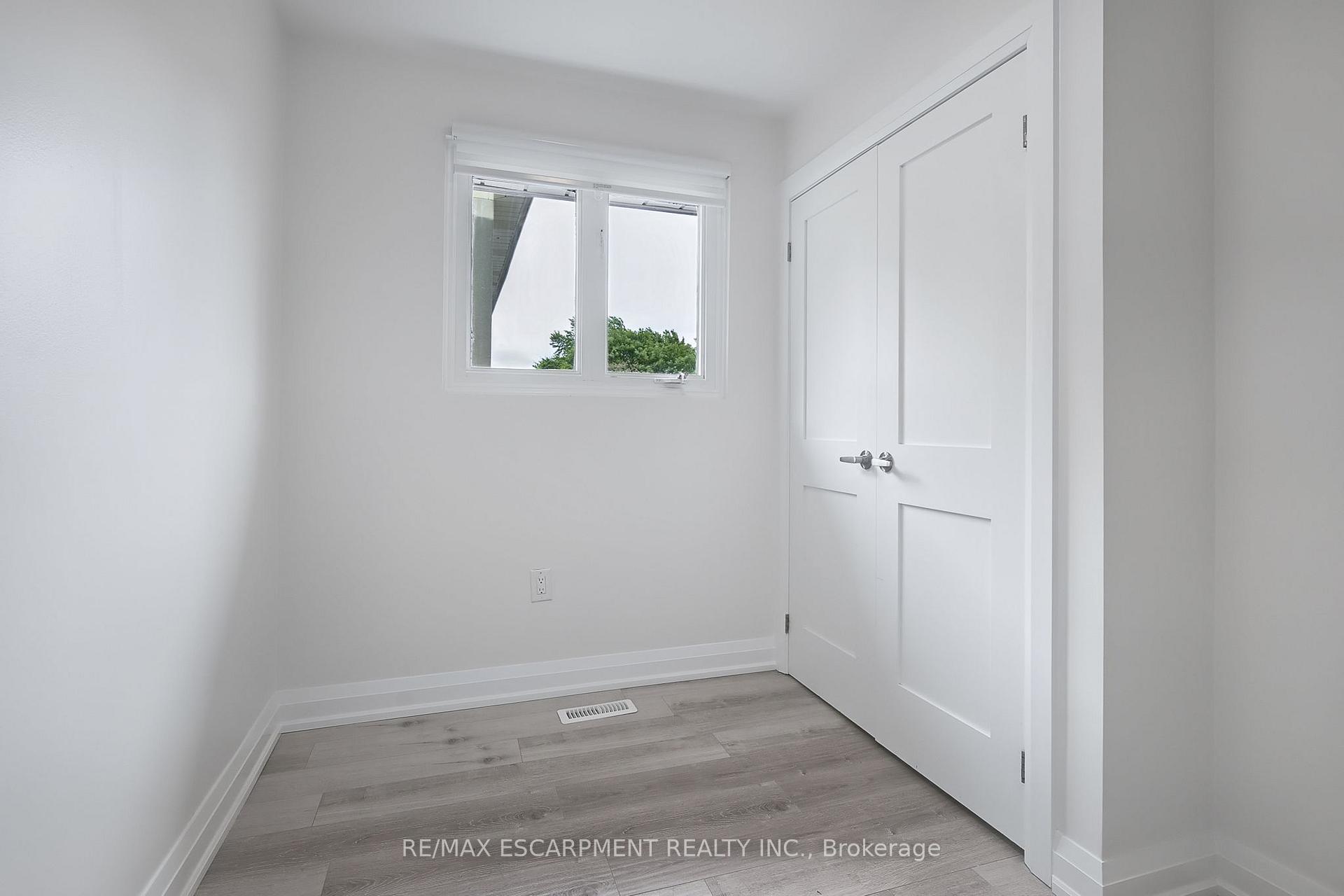Photo 13 of 1414 Allangrove Drive, Burlington, Palmer — HOMEH