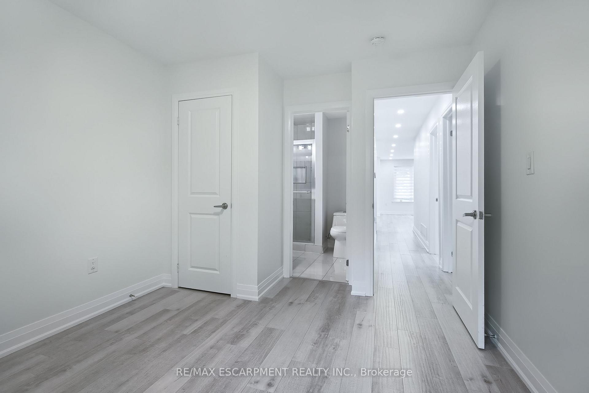 Photo 12 of 1414 Allangrove Drive, Burlington, Palmer — HOMEH