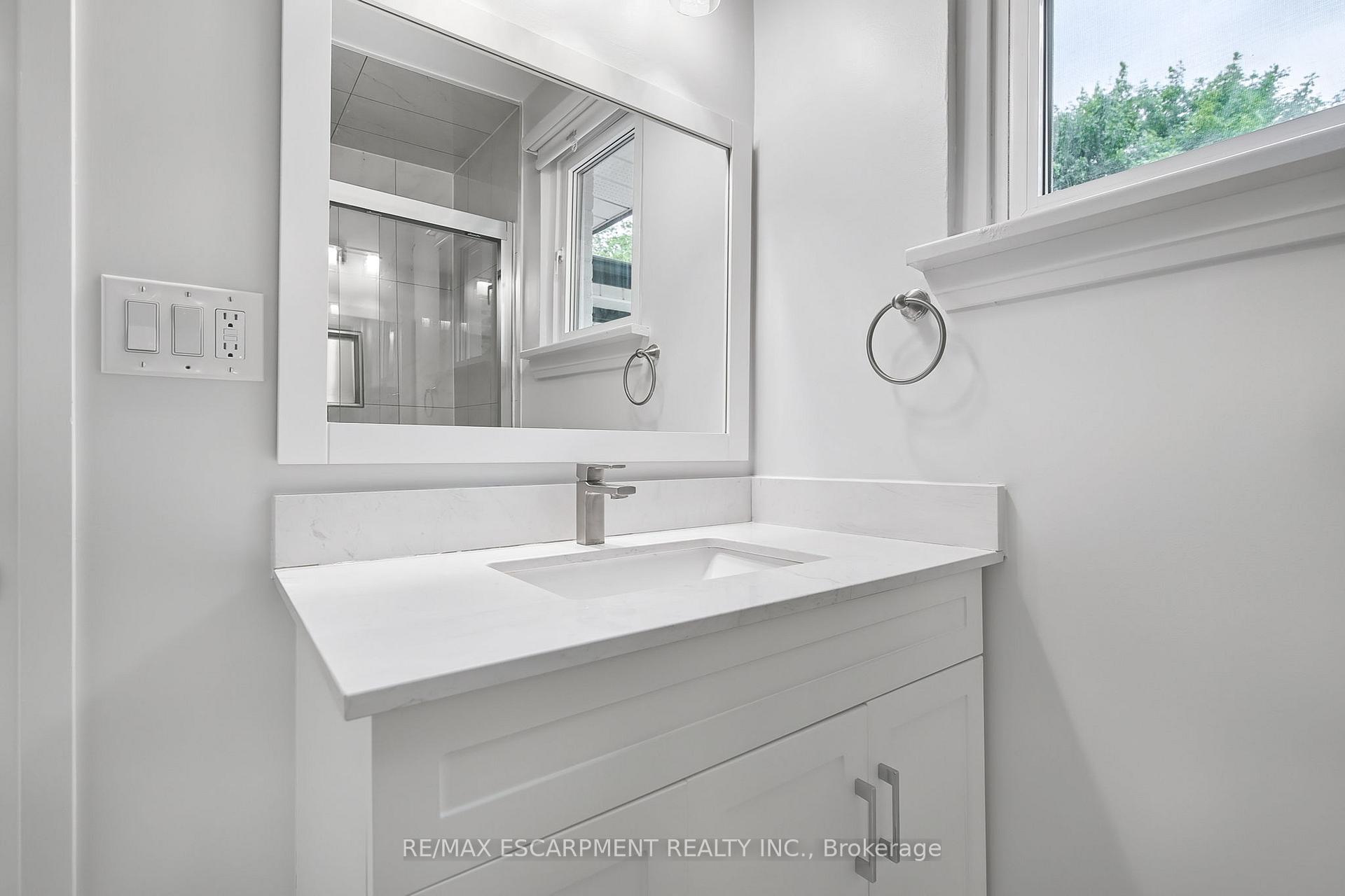 Photo 23 of 1414 Allangrove Drive, Burlington, Palmer — HOMEH