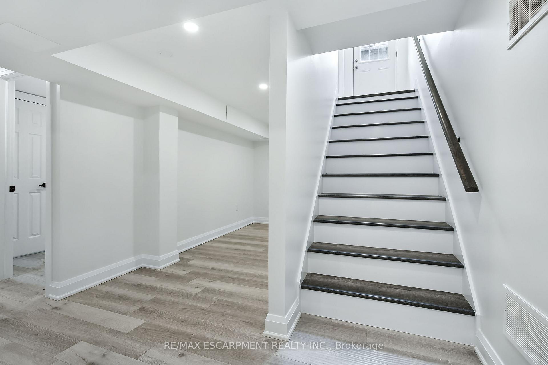 Photo 24 of 1414 Allangrove Drive, Burlington, Palmer — HOMEH