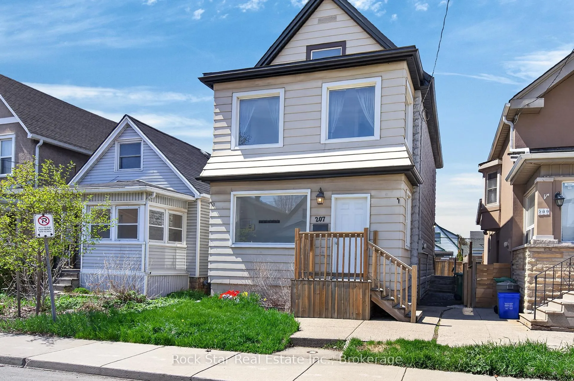 Photo 2 of 207 Rosslyn Avenue N, Hamilton, Crown Point — HOMEH