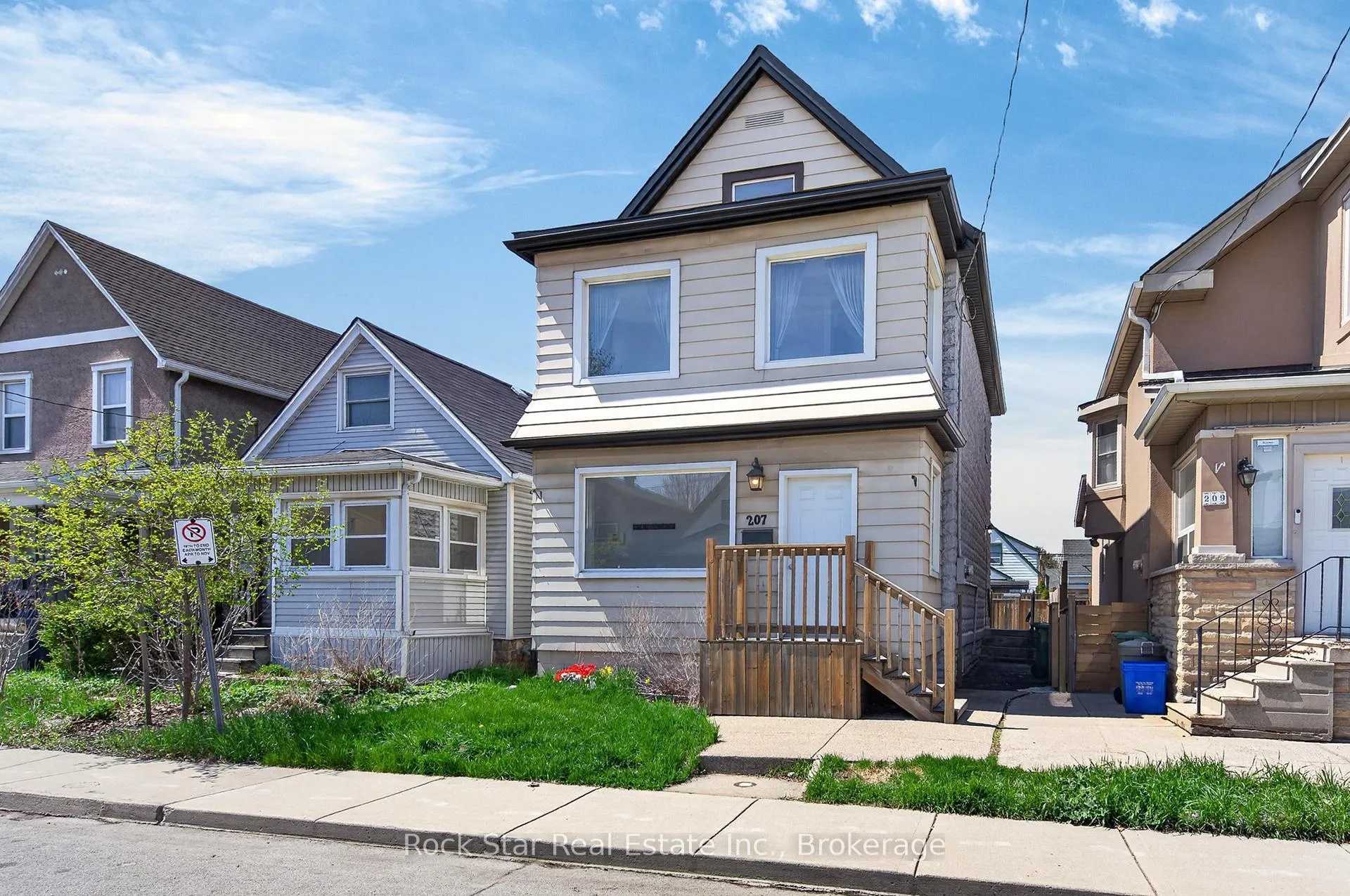 Photo 3 of 207 Rosslyn Avenue N, Hamilton, Crown Point — HOMEH