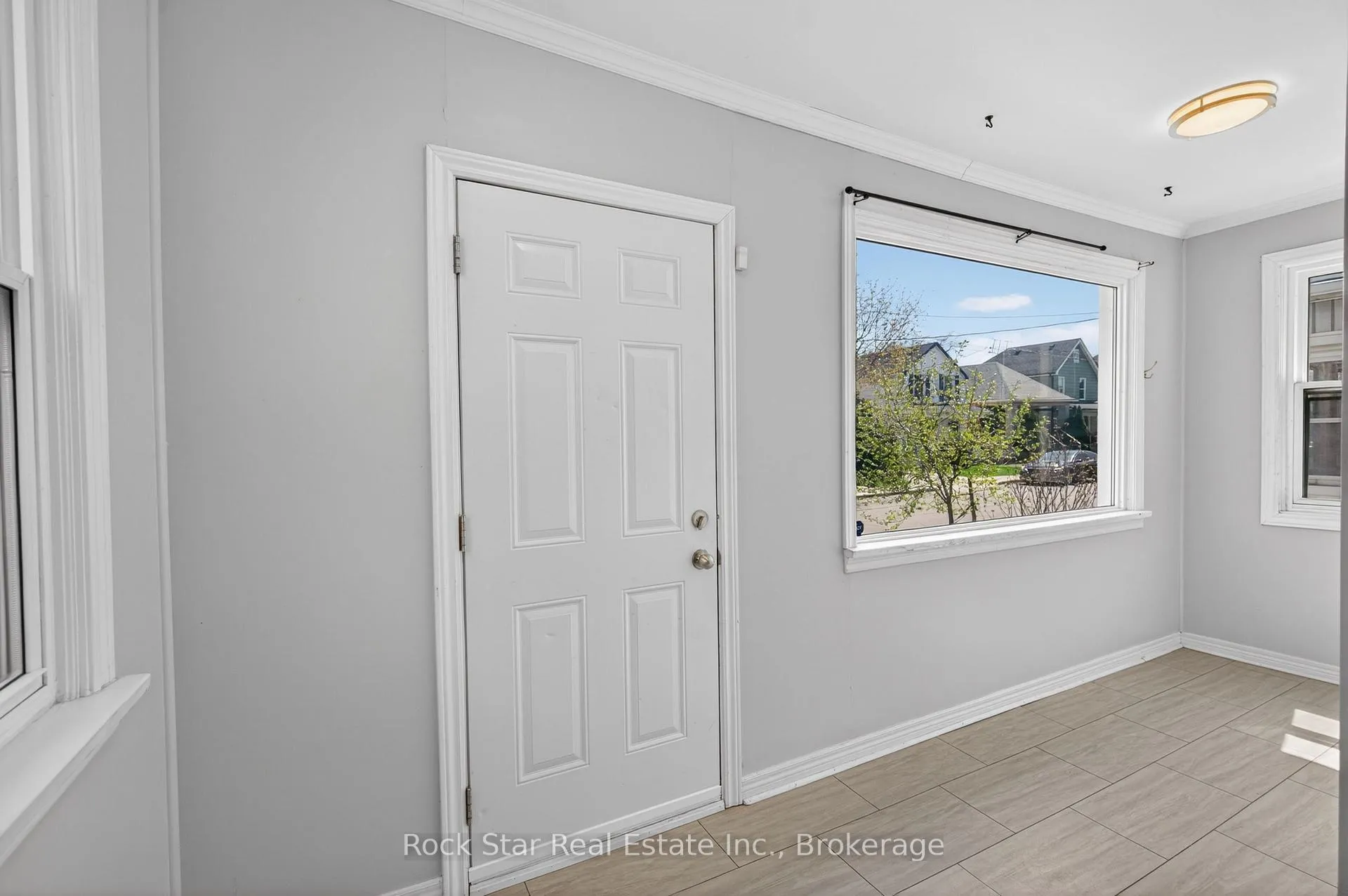 Photo 4 of 207 Rosslyn Avenue N, Hamilton, Crown Point — HOMEH