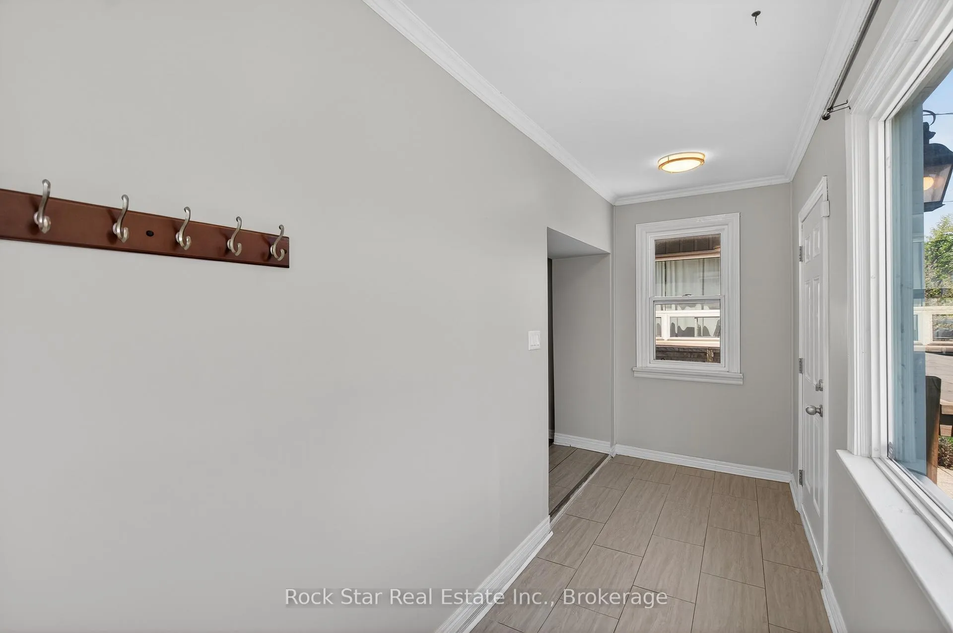 Photo 5 of 207 Rosslyn Avenue N, Hamilton, Crown Point — HOMEH