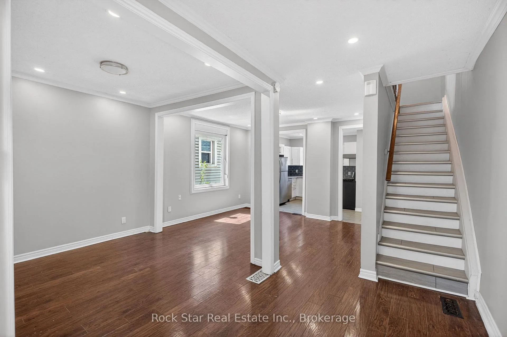 Photo 7 of 207 Rosslyn Avenue N, Hamilton, Crown Point — HOMEH