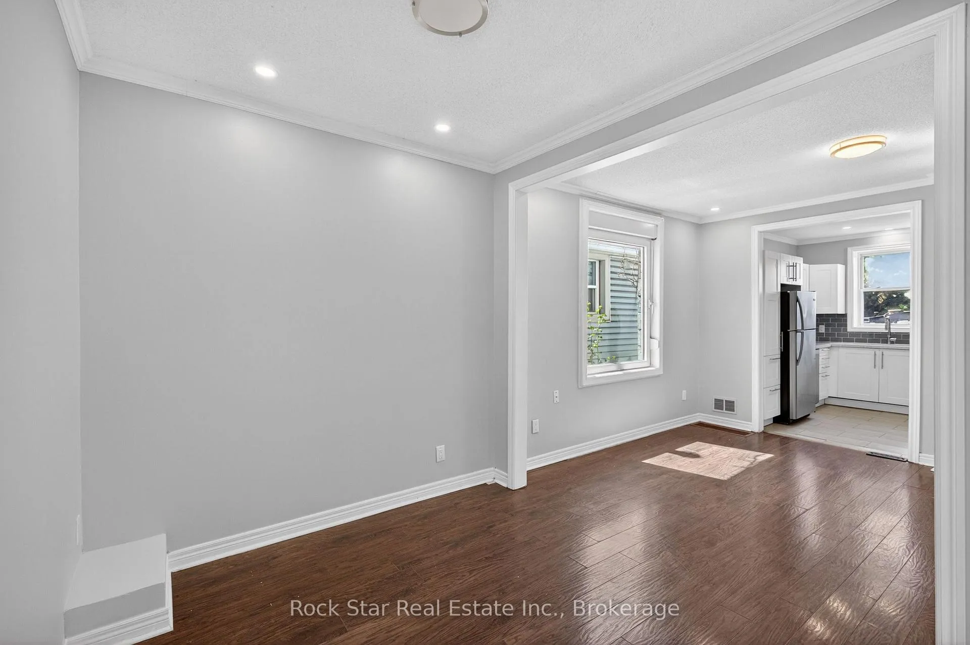 Photo 10 of 207 Rosslyn Avenue N, Hamilton, Crown Point — HOMEH