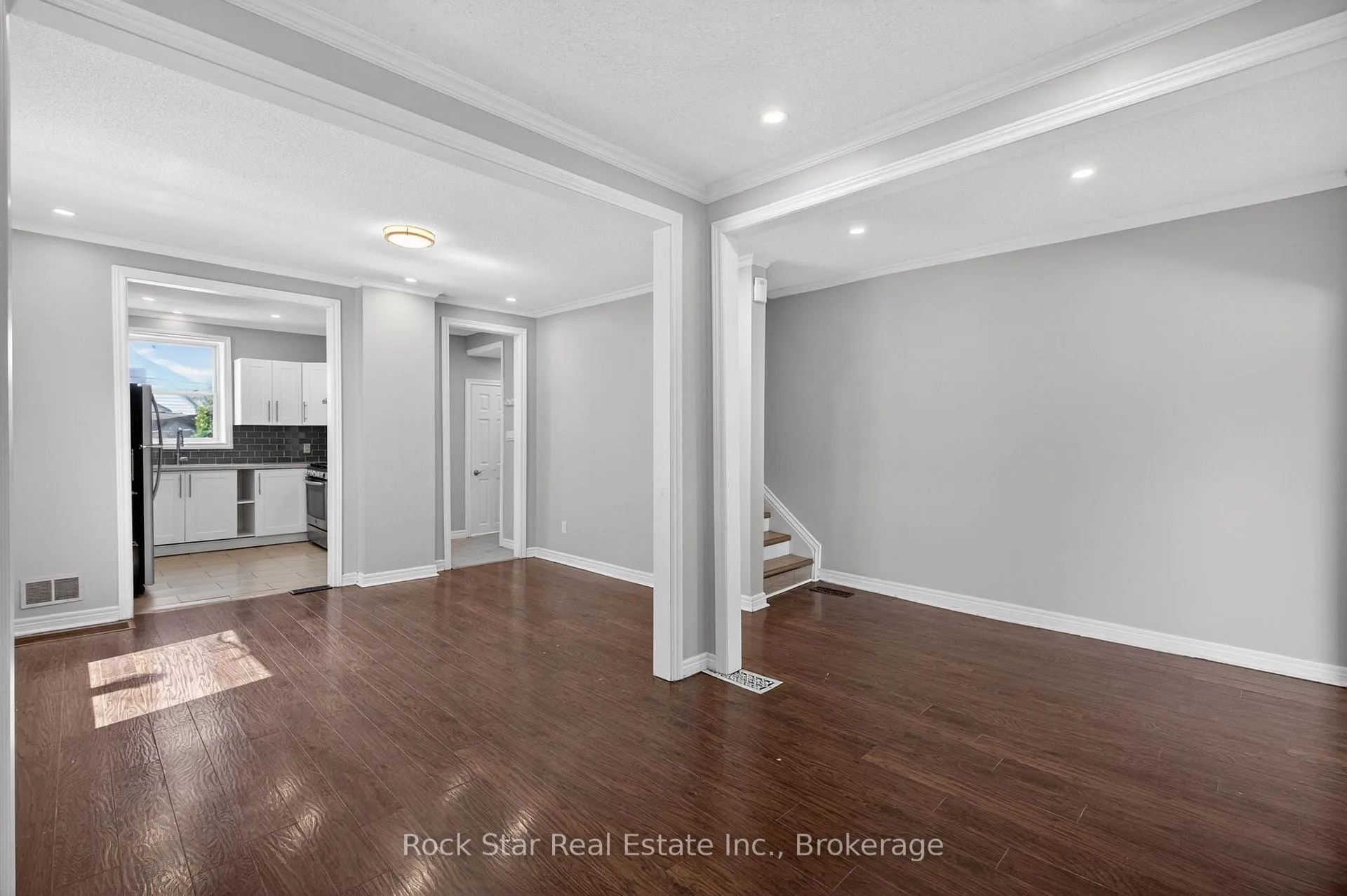 Photo 11 of 207 Rosslyn Avenue N, Hamilton, Crown Point — HOMEH