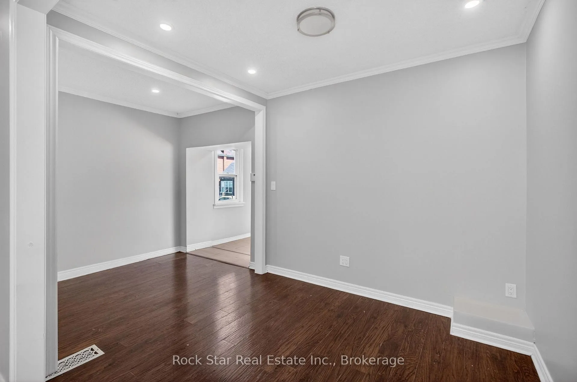 Photo 12 of 207 Rosslyn Avenue N, Hamilton, Crown Point — HOMEH