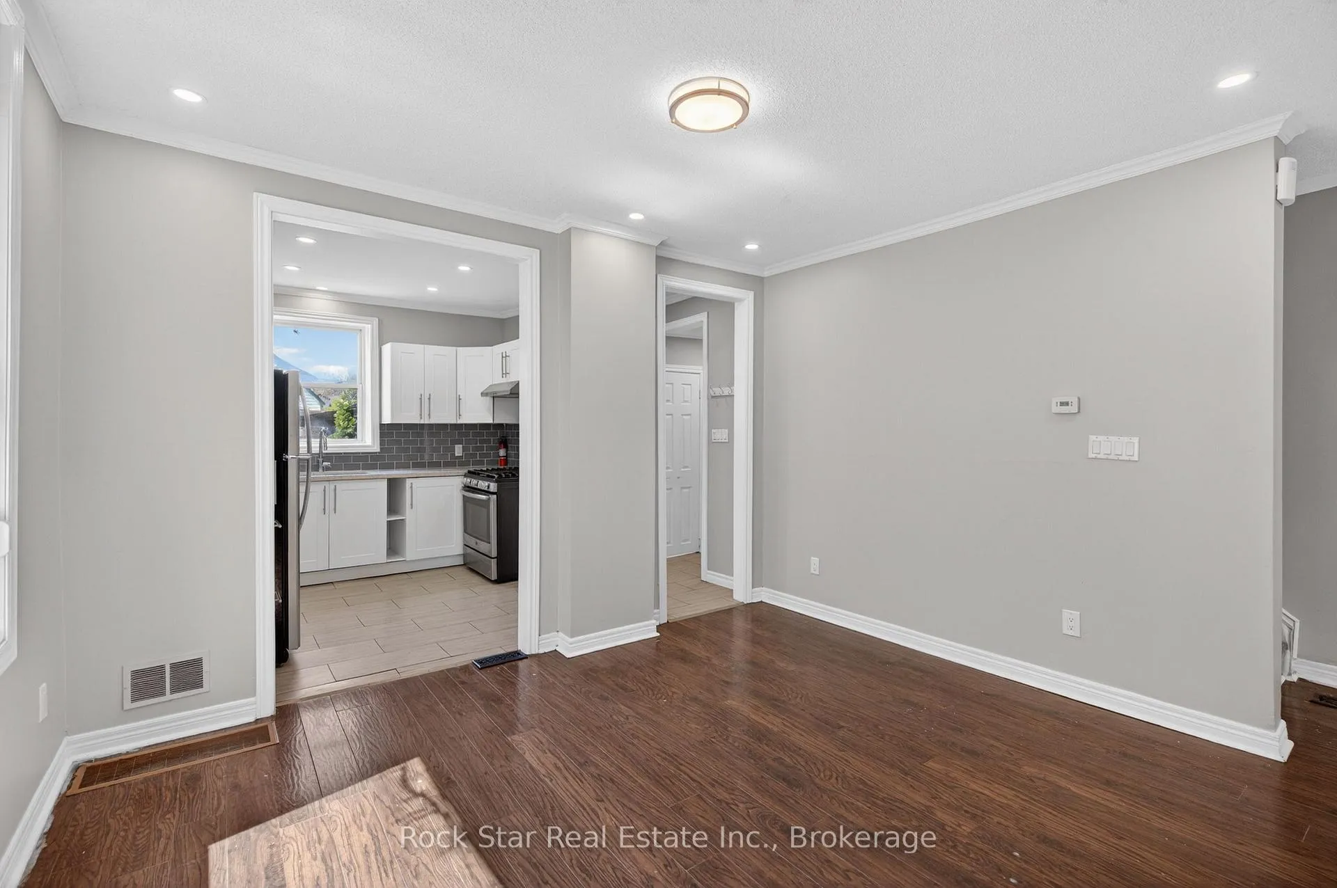 Photo 13 of 207 Rosslyn Avenue N, Hamilton, Crown Point — HOMEH