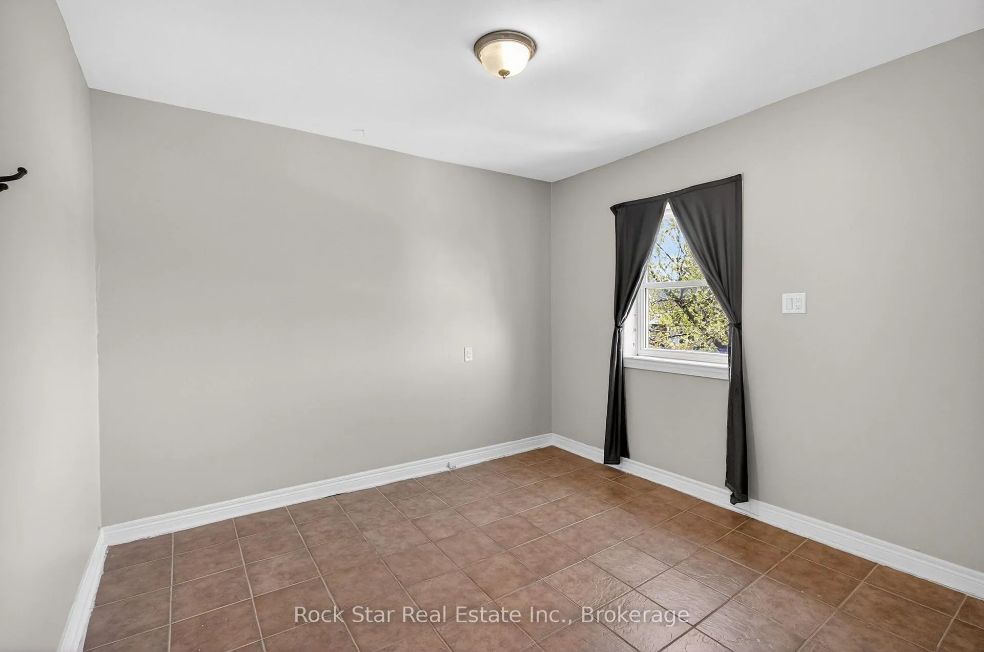 Photo 23 of 207 Rosslyn Avenue N, Hamilton, Crown Point — HOMEH