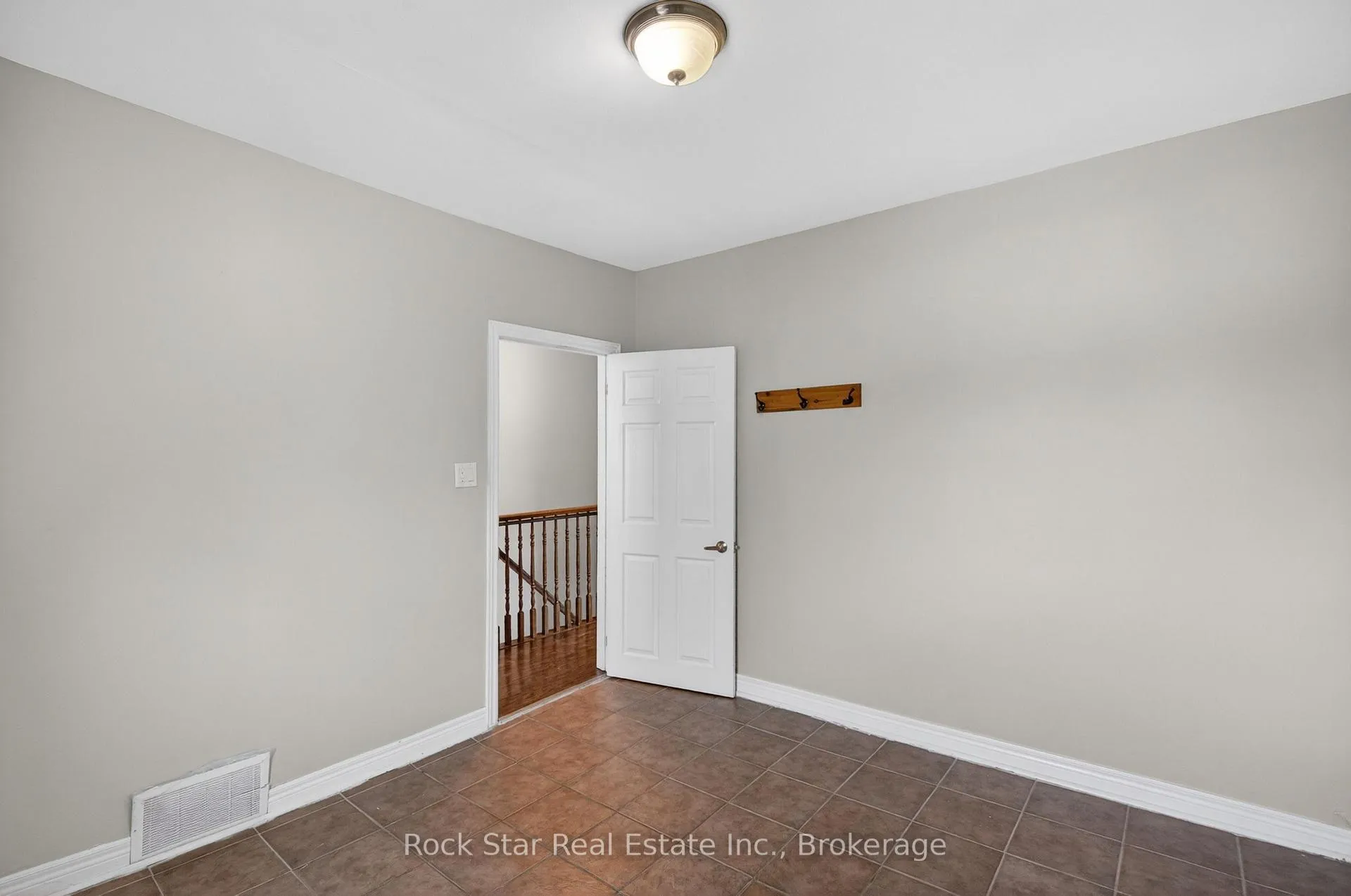 Photo 24 of 207 Rosslyn Avenue N, Hamilton, Crown Point — HOMEH