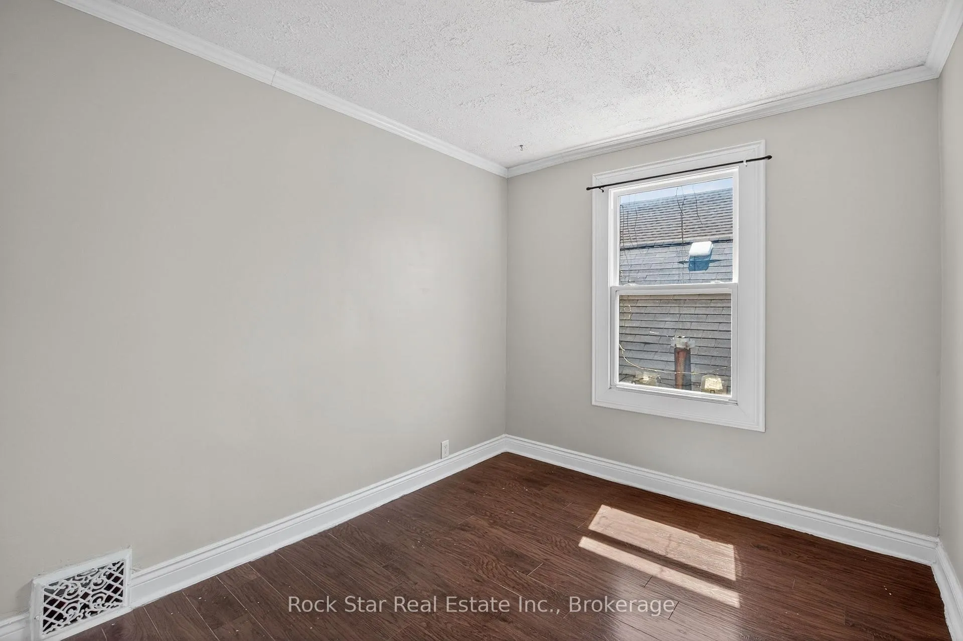 Photo 25 of 207 Rosslyn Avenue N, Hamilton, Crown Point — HOMEH