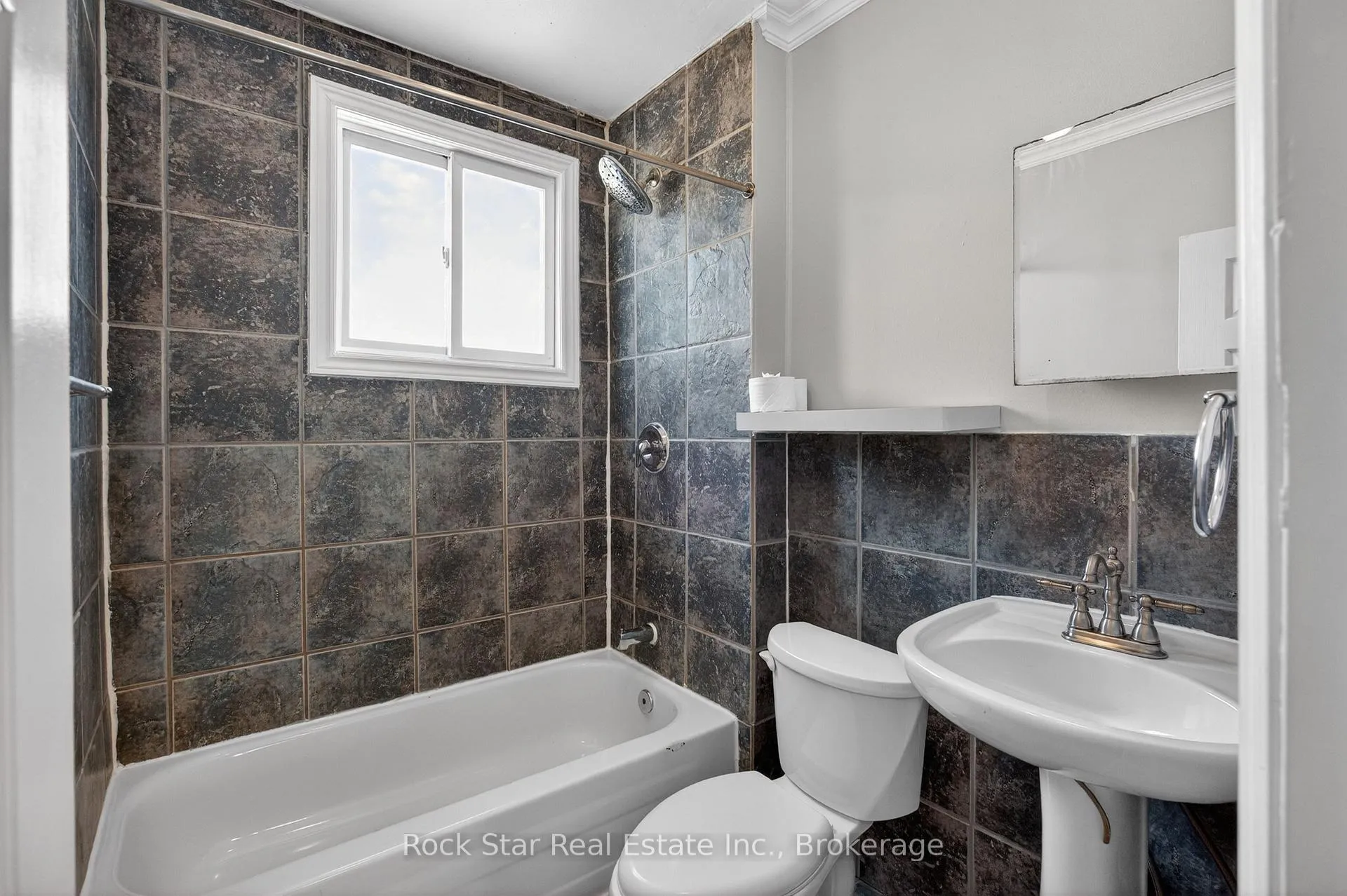 Photo 27 of 207 Rosslyn Avenue N, Hamilton, Crown Point — HOMEH