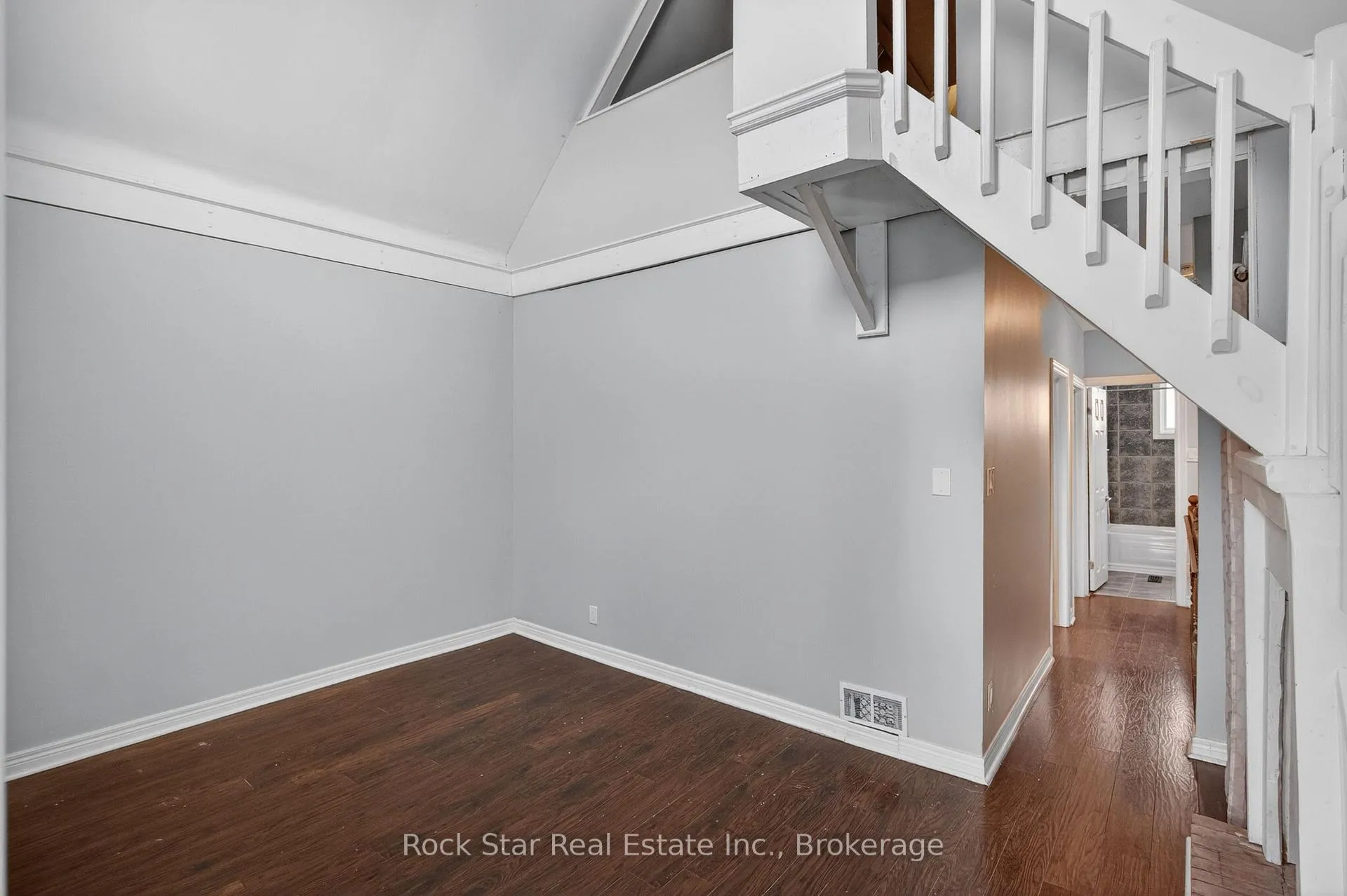Photo 32 of 207 Rosslyn Avenue N, Hamilton, Crown Point — HOMEH