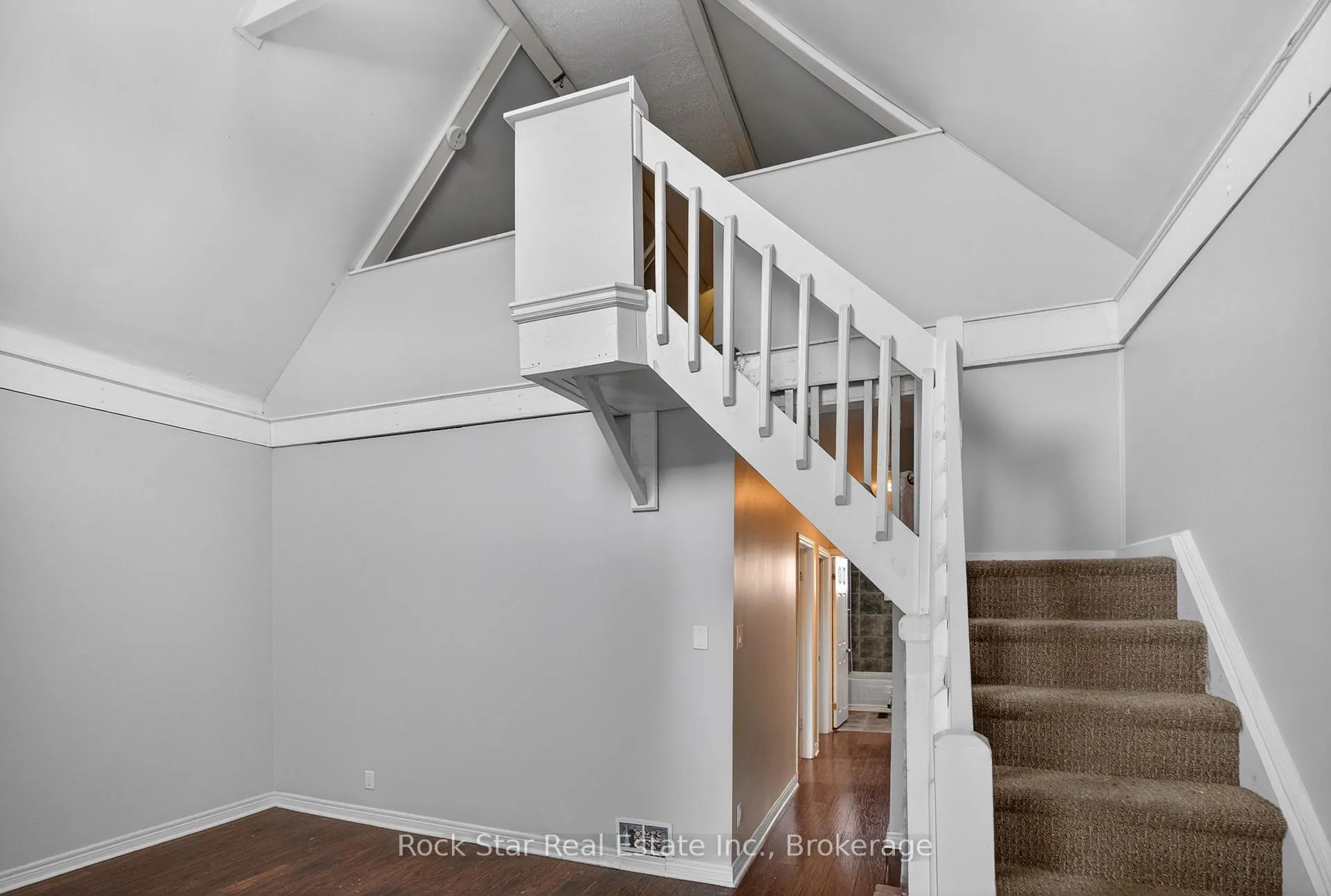 Photo 33 of 207 Rosslyn Avenue N, Hamilton, Crown Point — HOMEH