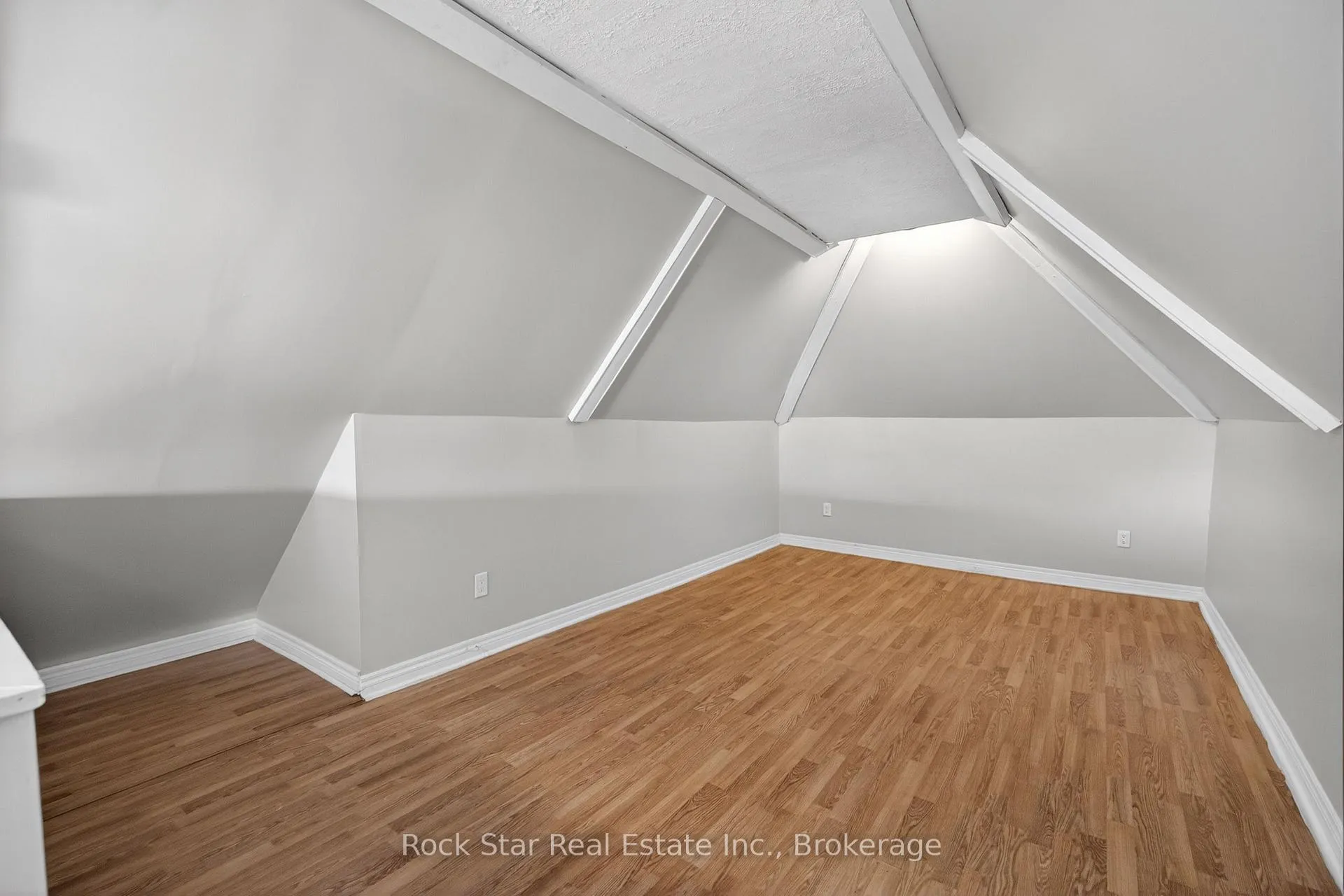 Photo 37 of 207 Rosslyn Avenue N, Hamilton, Crown Point — HOMEH