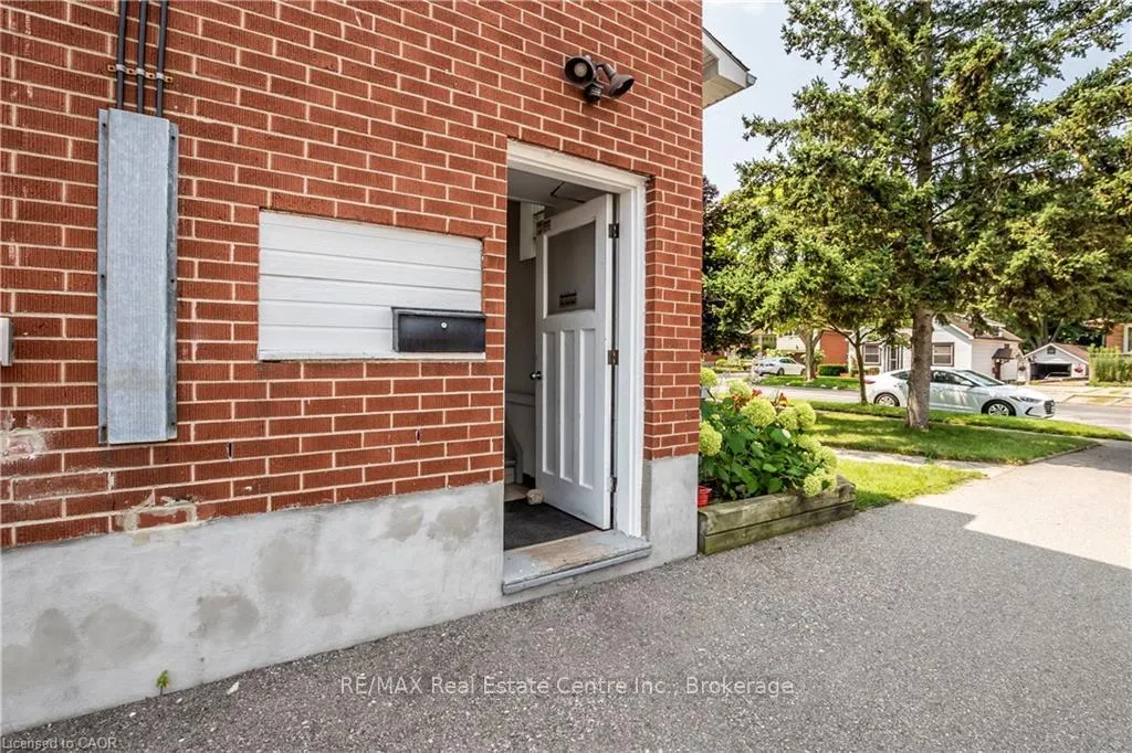 Photo 3 of 43 Sixth Avenue, Kitchener, Stanley Park — HOMEH
