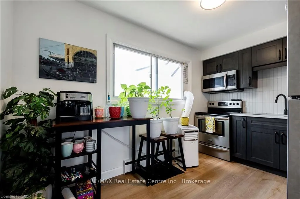 Photo 9 of 43 Sixth Avenue, Kitchener, Stanley Park — HOMEH