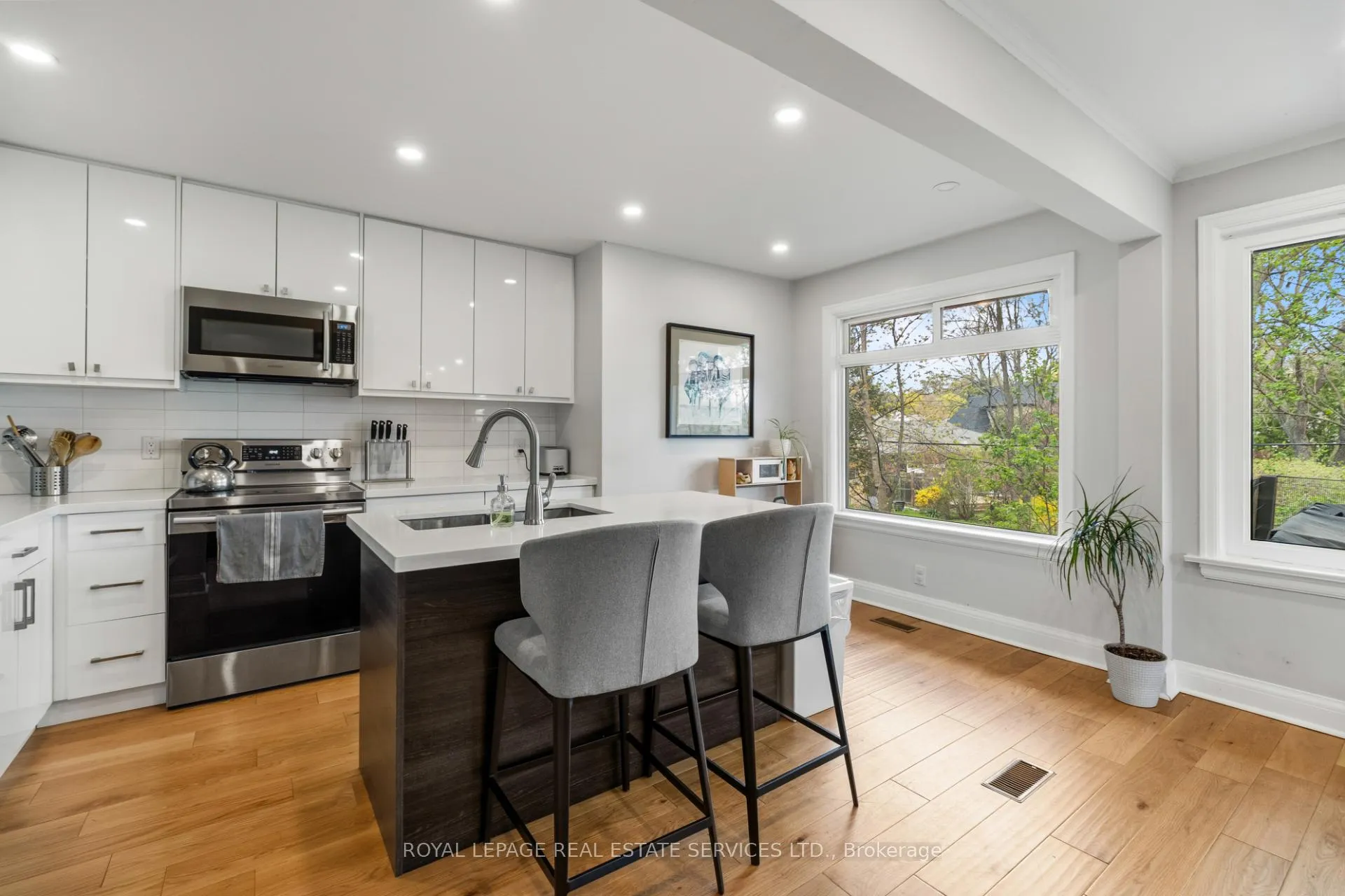 Photo 4 of 76 Glenellen Drive E, Etobicoke, Stonegate-Queensway — HOMEH