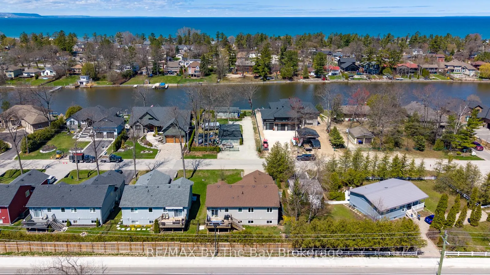 Photo 2 of 35 Edgewater Road, Wasaga Beach — HOMEH