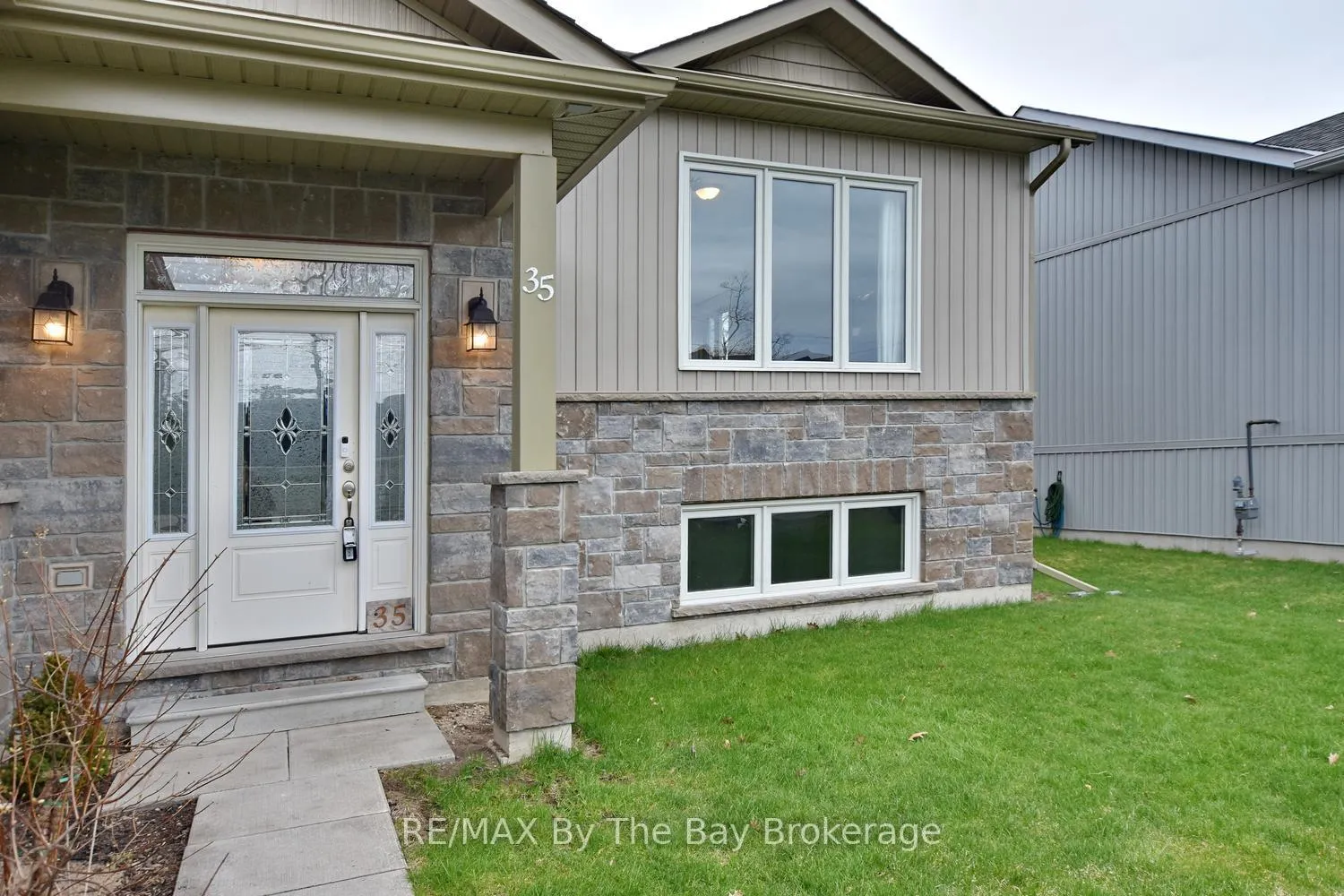 Photo 3 of 35 Edgewater Road, Wasaga Beach — HOMEH