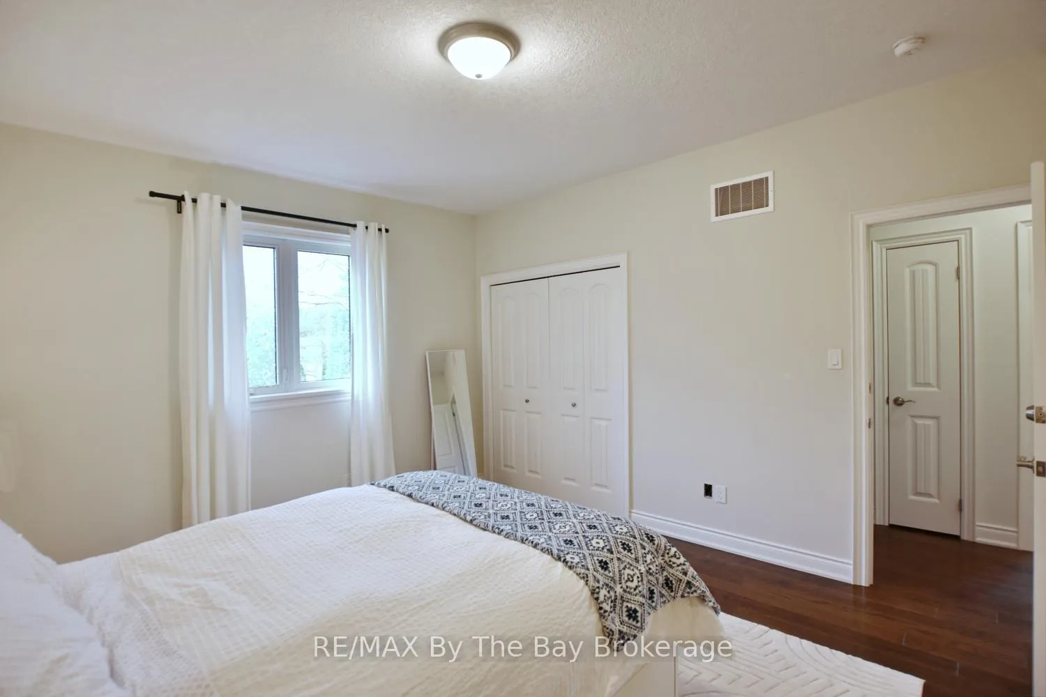 Photo 25 of 35 Edgewater Road, Wasaga Beach — HOMEH