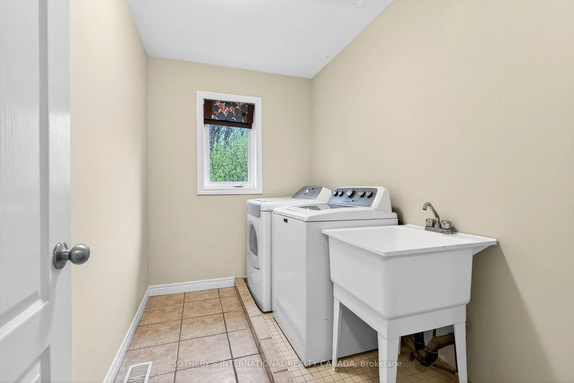 Photo 21 of 40 Maplevale Drive, Hamilton, Ancaster — HOMEH
