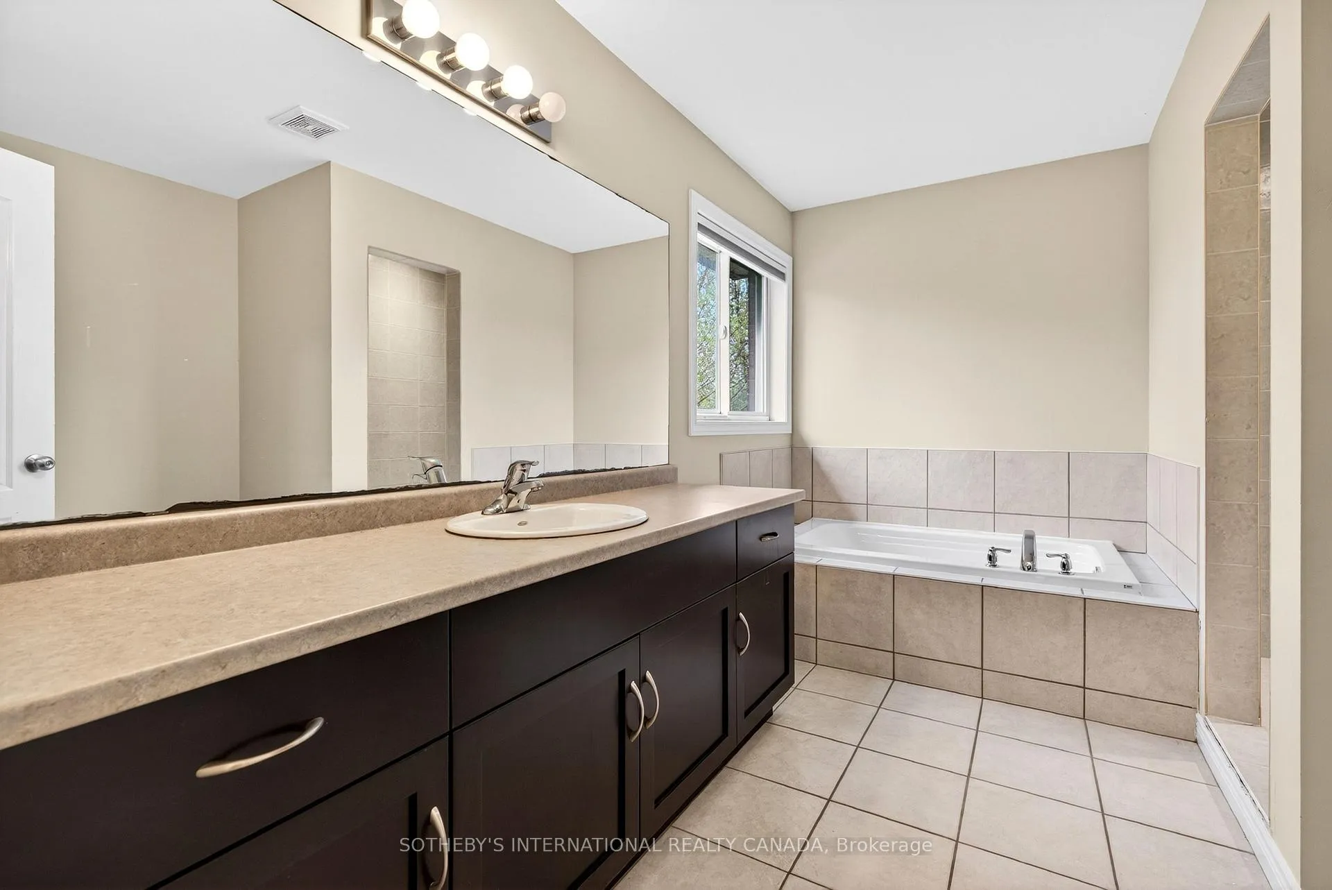 Photo 23 of 40 Maplevale Drive, Hamilton, Ancaster — HOMEH