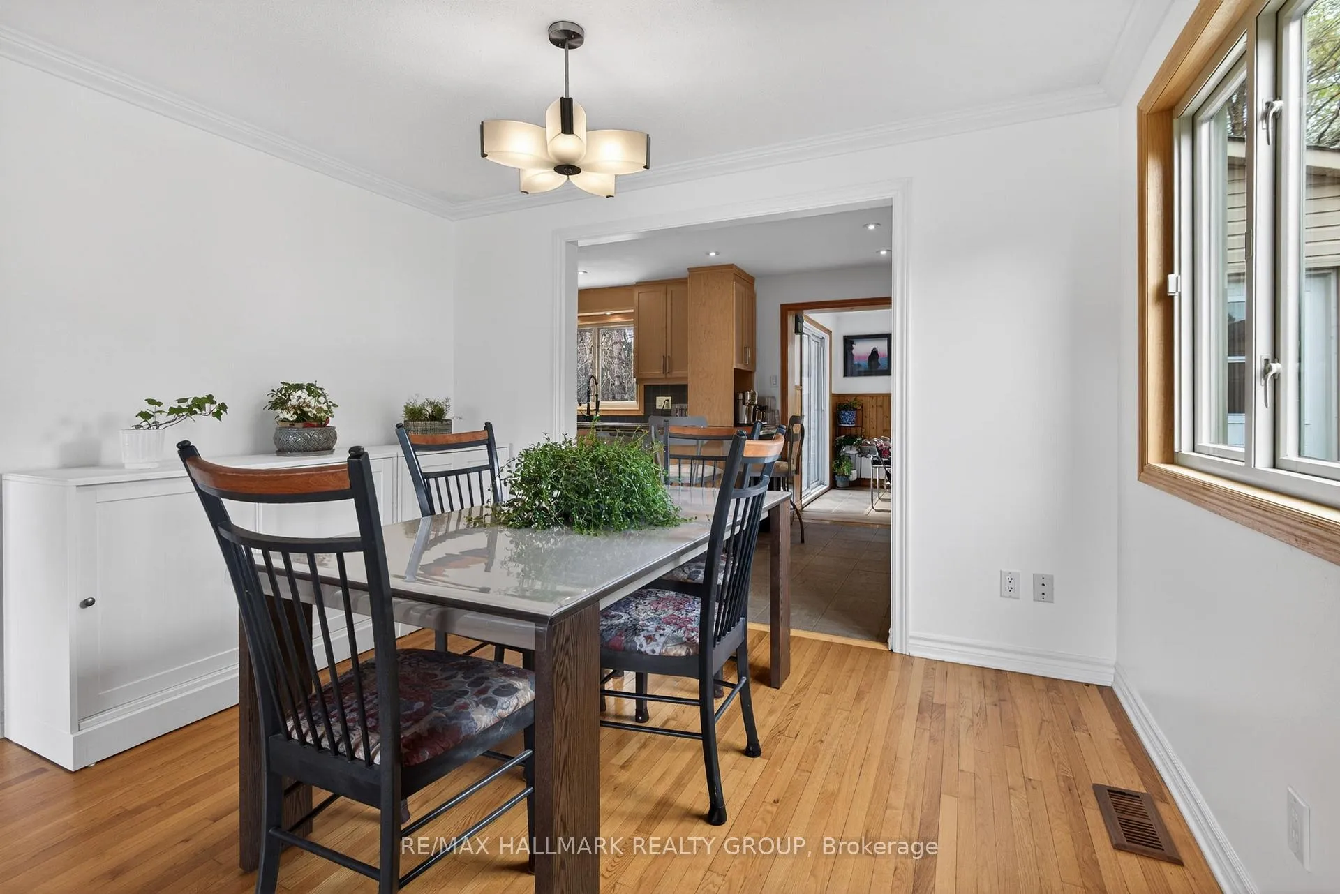 Photo 8 of 6075 Forestglen Crescent, Ottawa, Chapel Hill — HOMEH