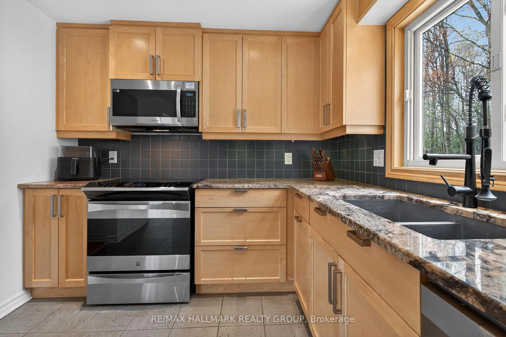 Photo 12 of 6075 Forestglen Crescent, Ottawa, Chapel Hill — HOMEH