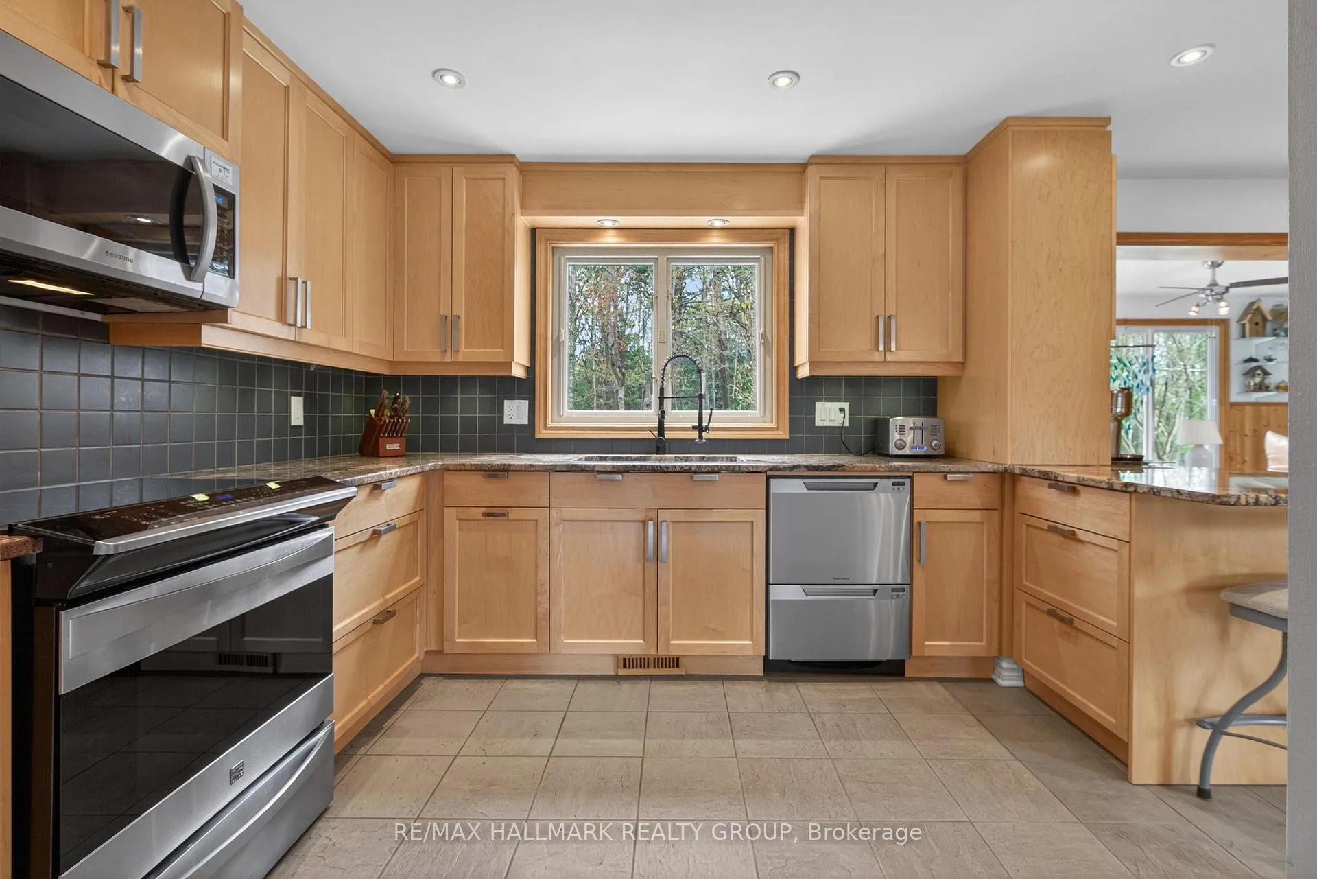 Photo 13 of 6075 Forestglen Crescent, Ottawa, Chapel Hill — HOMEH