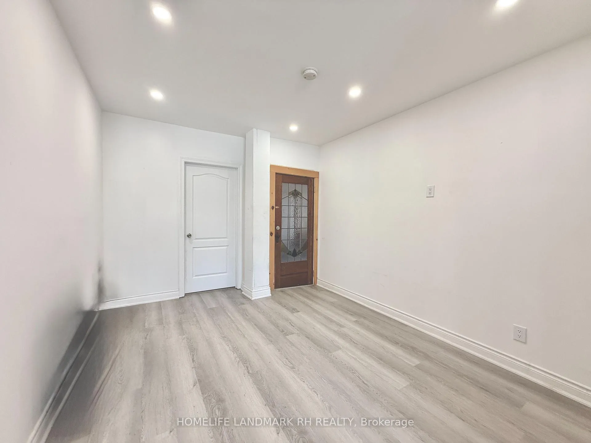Photo 3 of Unit 105, 25066 Commodore Road, Brock, Beaverton — HOMEH