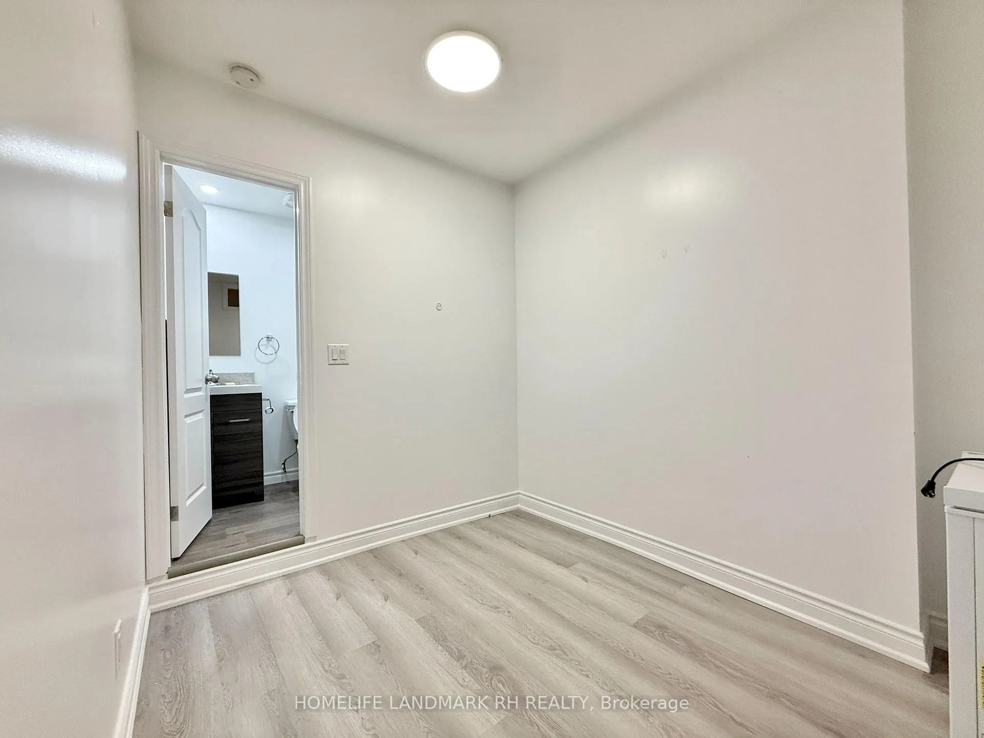 Photo 4 of Unit 105, 25066 Commodore Road, Brock, Beaverton — HOMEH