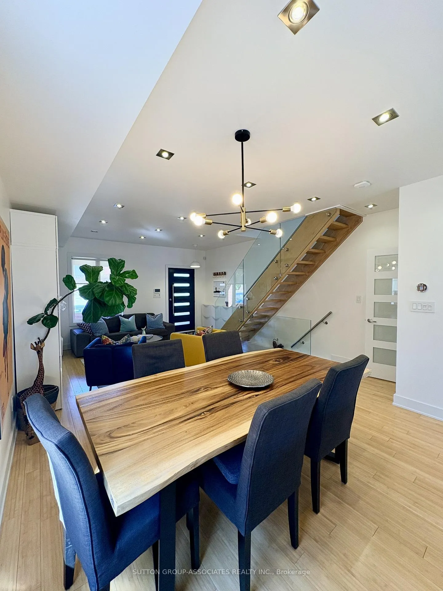 Photo 9 of 215 Ennerdale Road, Toronto, Caledonia-Fairbank — HOMEH
