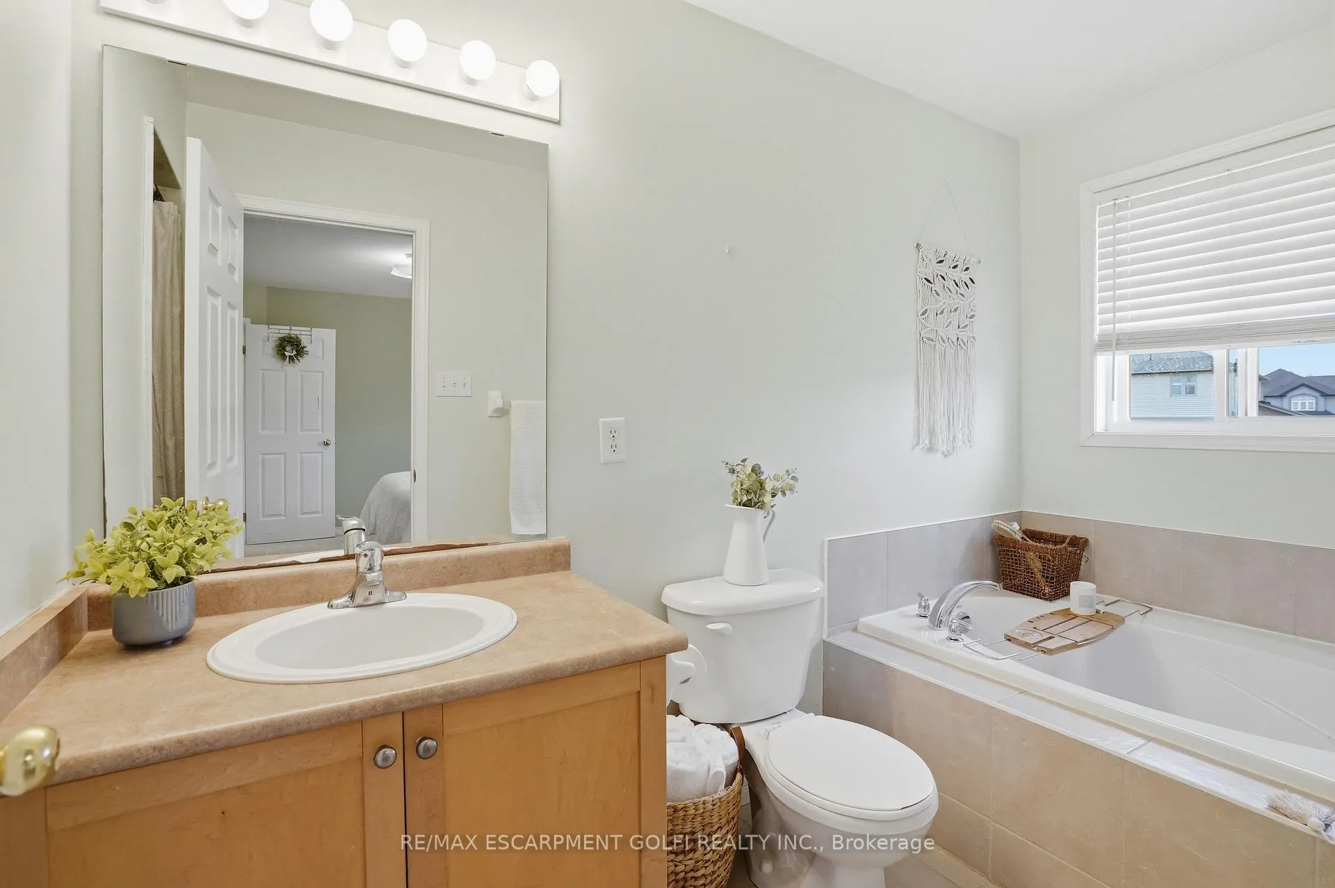 Photo 18 of 156 Provident Way, Hamilton, Mount Hope — HOMEH