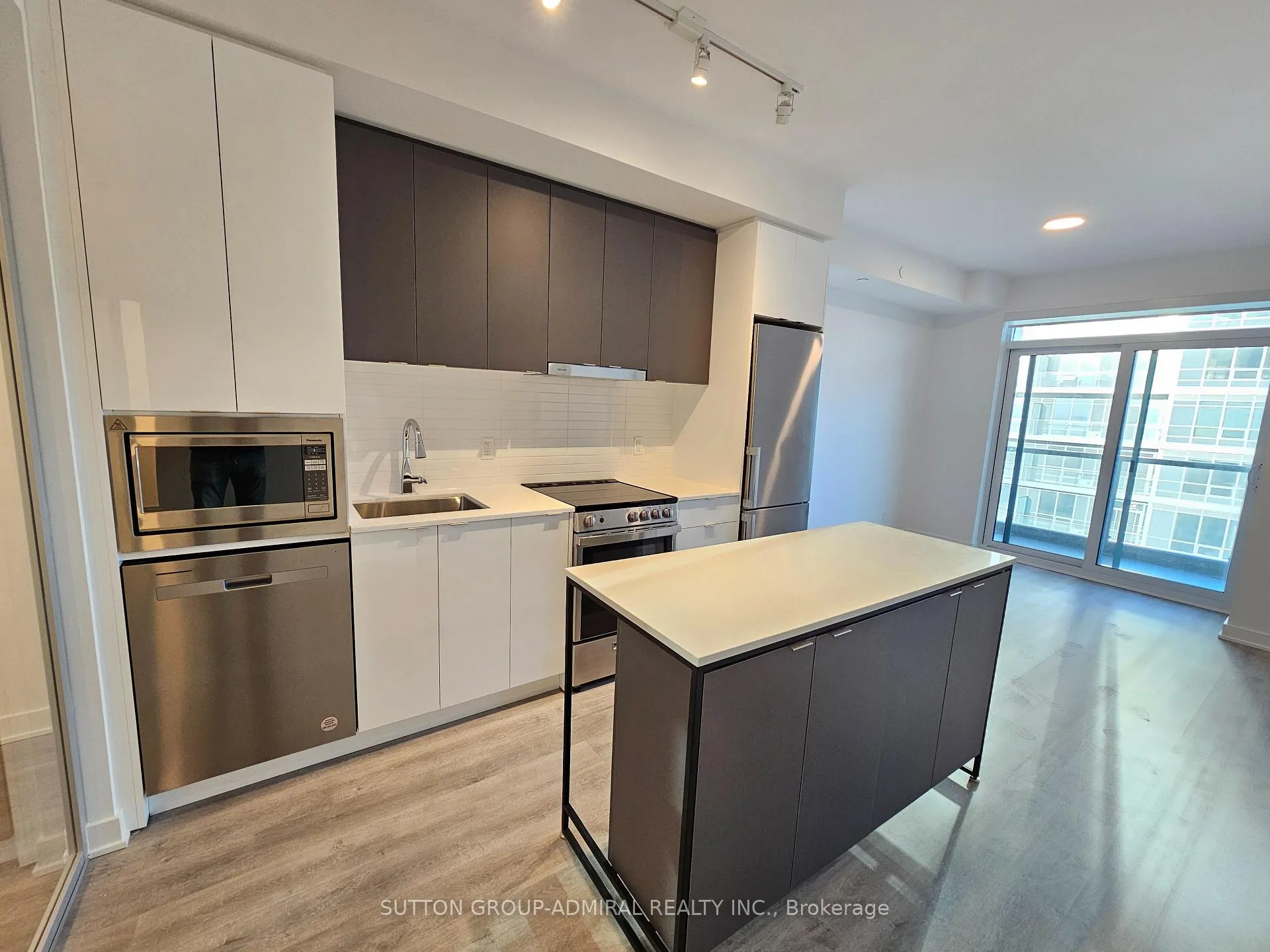 Photo 2 of Unit 2408, 30 Upper Mall Way, Vaughan, Brownridge — HOMEH