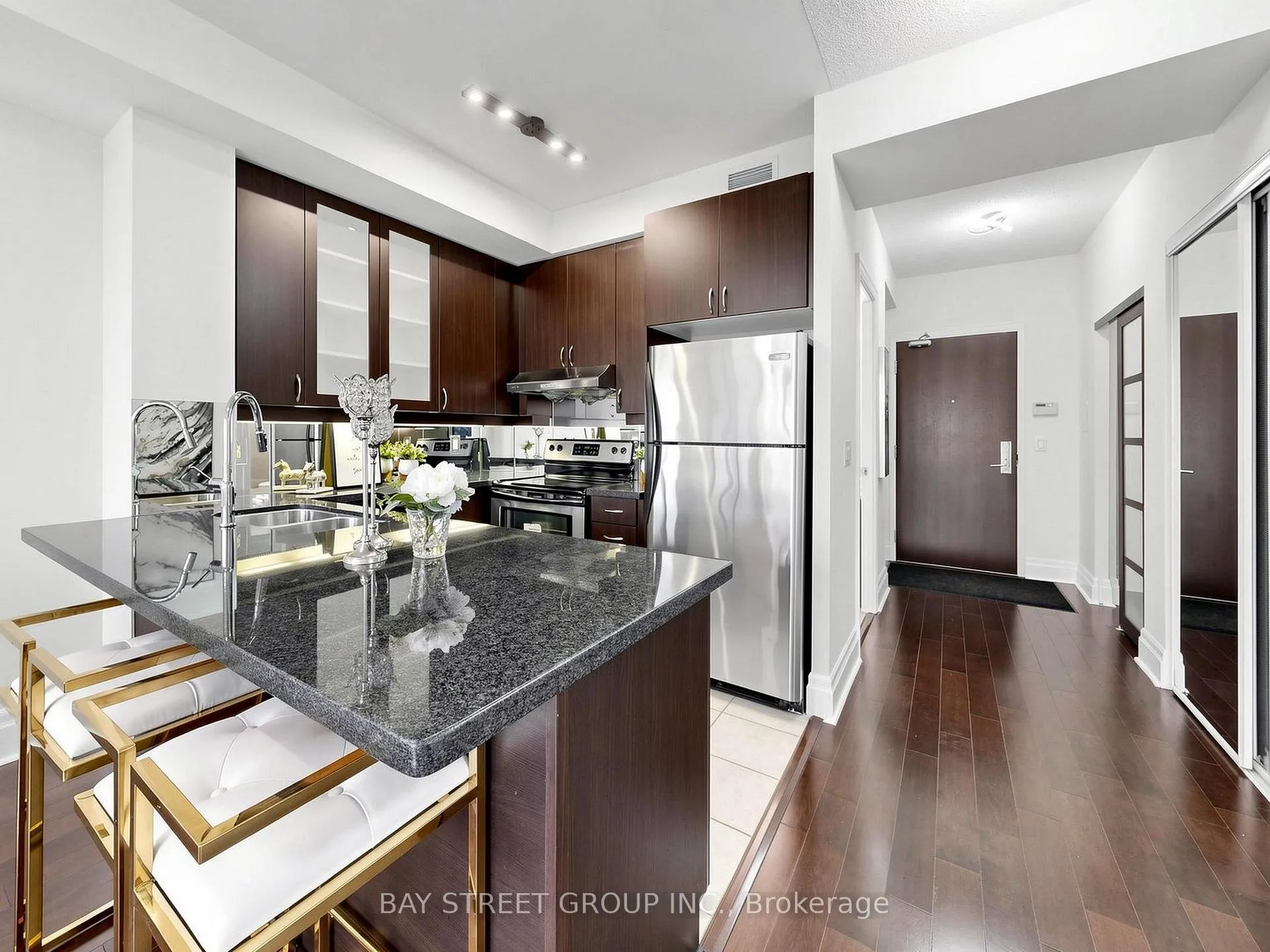 Photo 6 of Unit 308, 21 Upper Duke Crescent, Markham, Unionville — HOMEH