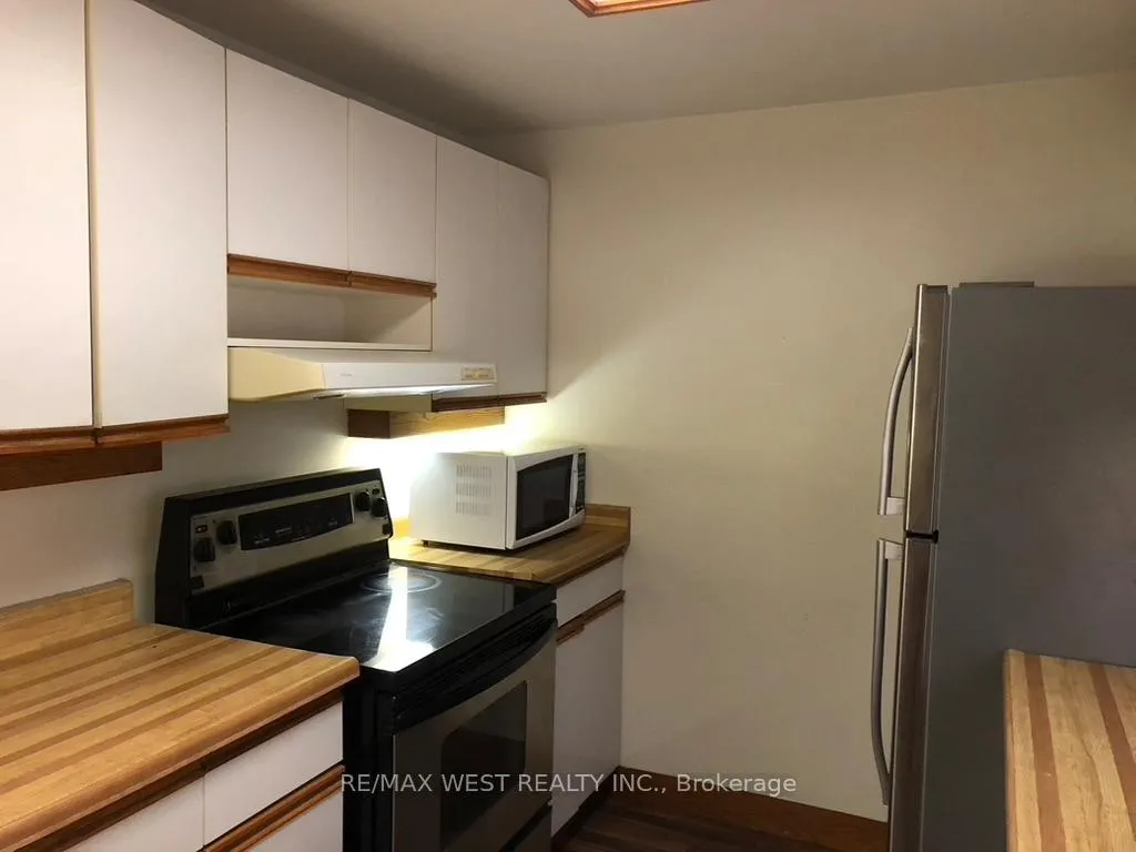 Photo 7 of Unit Main floor, 305 St Clair Avenue E, Toronto, Rosedale-Moore Park — HOMEH