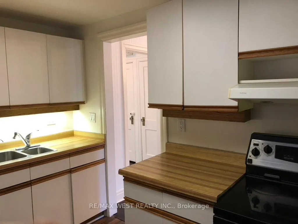 Photo 8 of Unit Main floor, 305 St Clair Avenue E, Toronto, Rosedale-Moore Park — HOMEH
