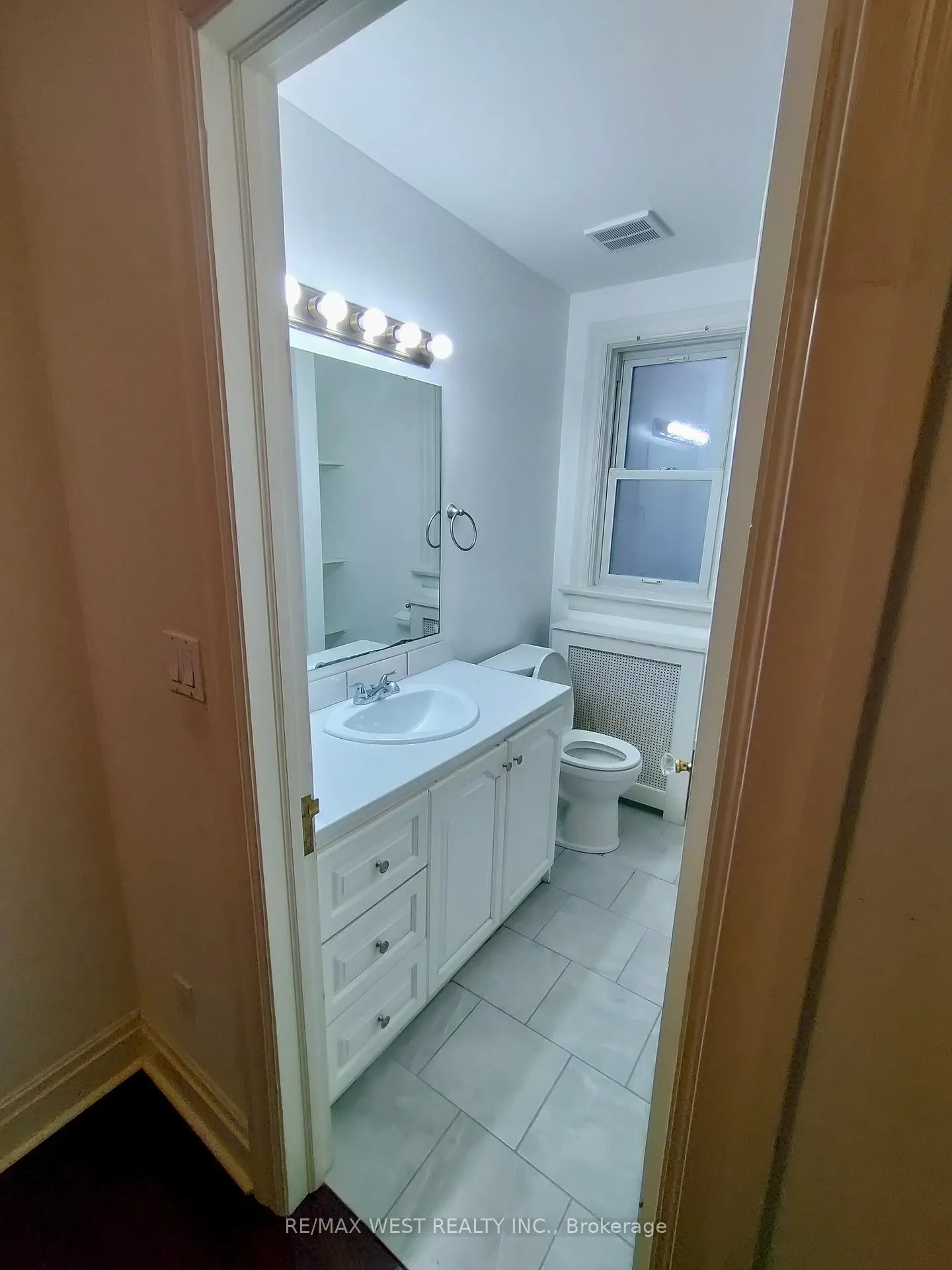Photo 13 of Unit Main floor, 305 St Clair Avenue E, Toronto, Rosedale-Moore Park — HOMEH
