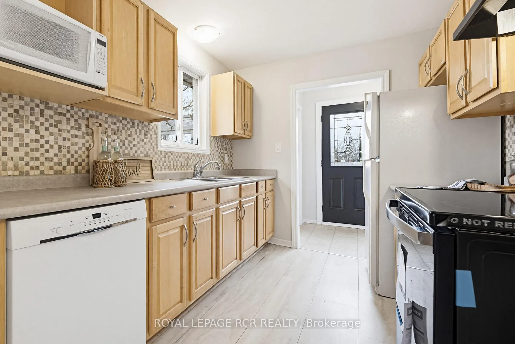 Photo 10 of 17 Edelwild Drive, Orangeville — HOMEH