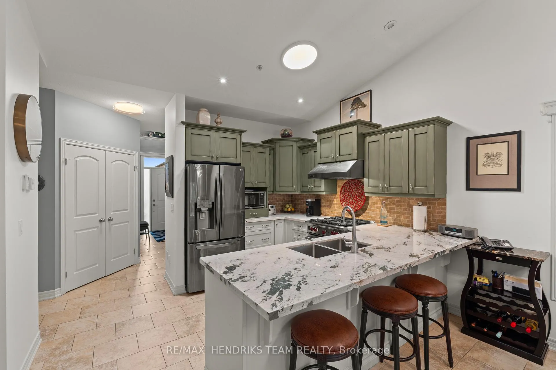 Photo 10 of 54 Videl Crescent N, St. Catharines, Grapeview — HOMEH