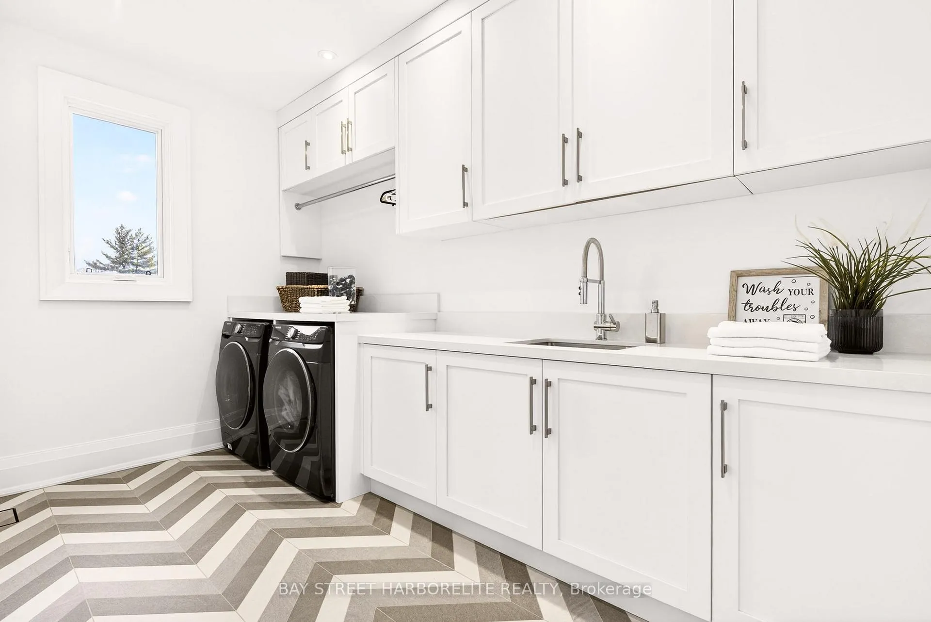 Photo 35 of 1261 Pinegrove Road, Oakville, West — HOMEH