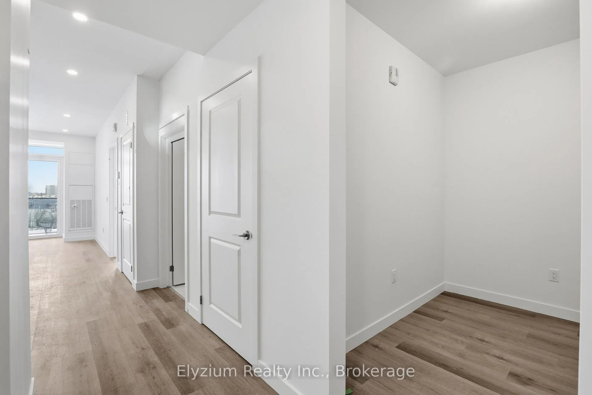 Photo 3 of Unit 515, 461 Green Road, Hamilton, Lakeshore — HOMEH
