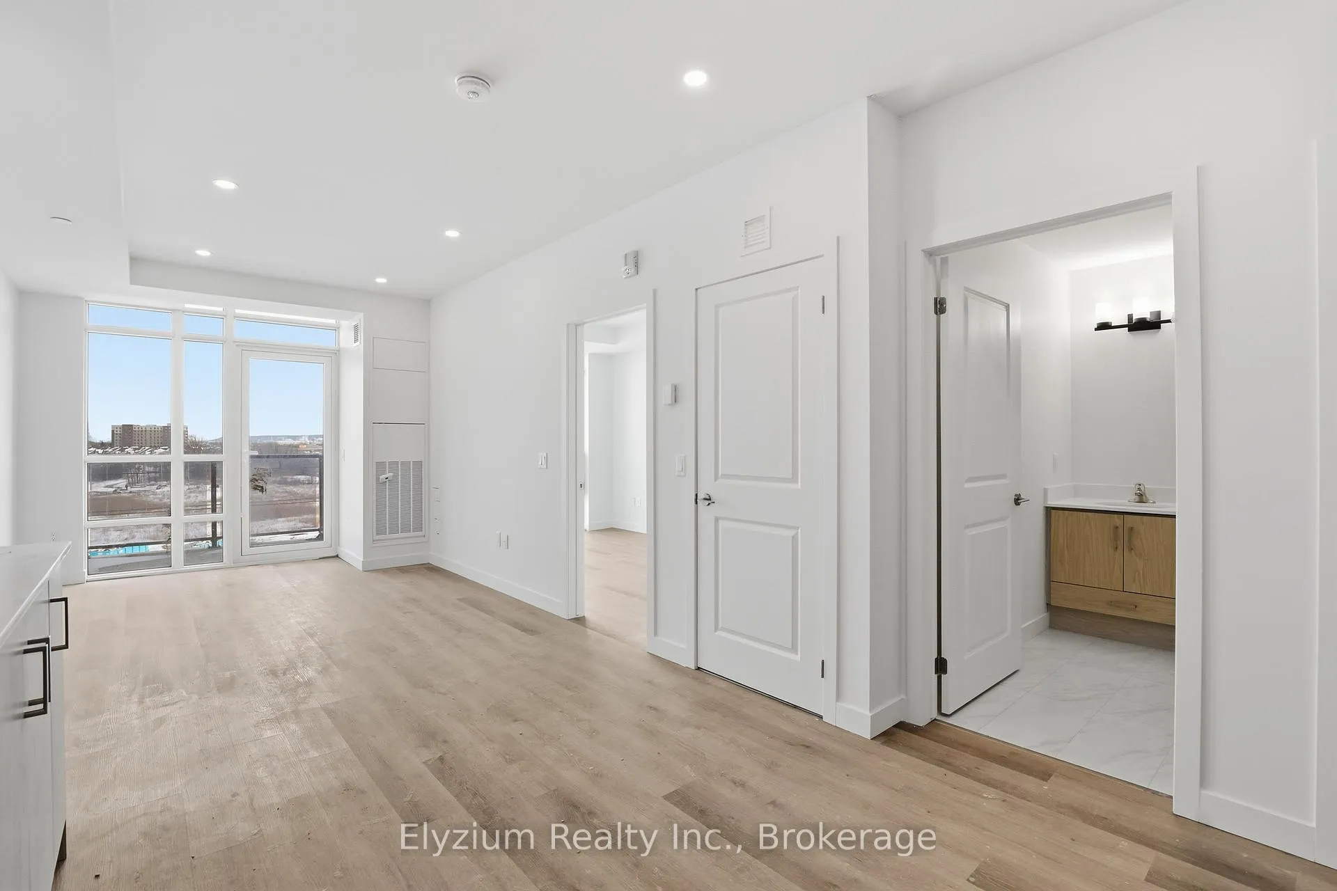 Photo 5 of Unit 515, 461 Green Road, Hamilton, Lakeshore — HOMEH