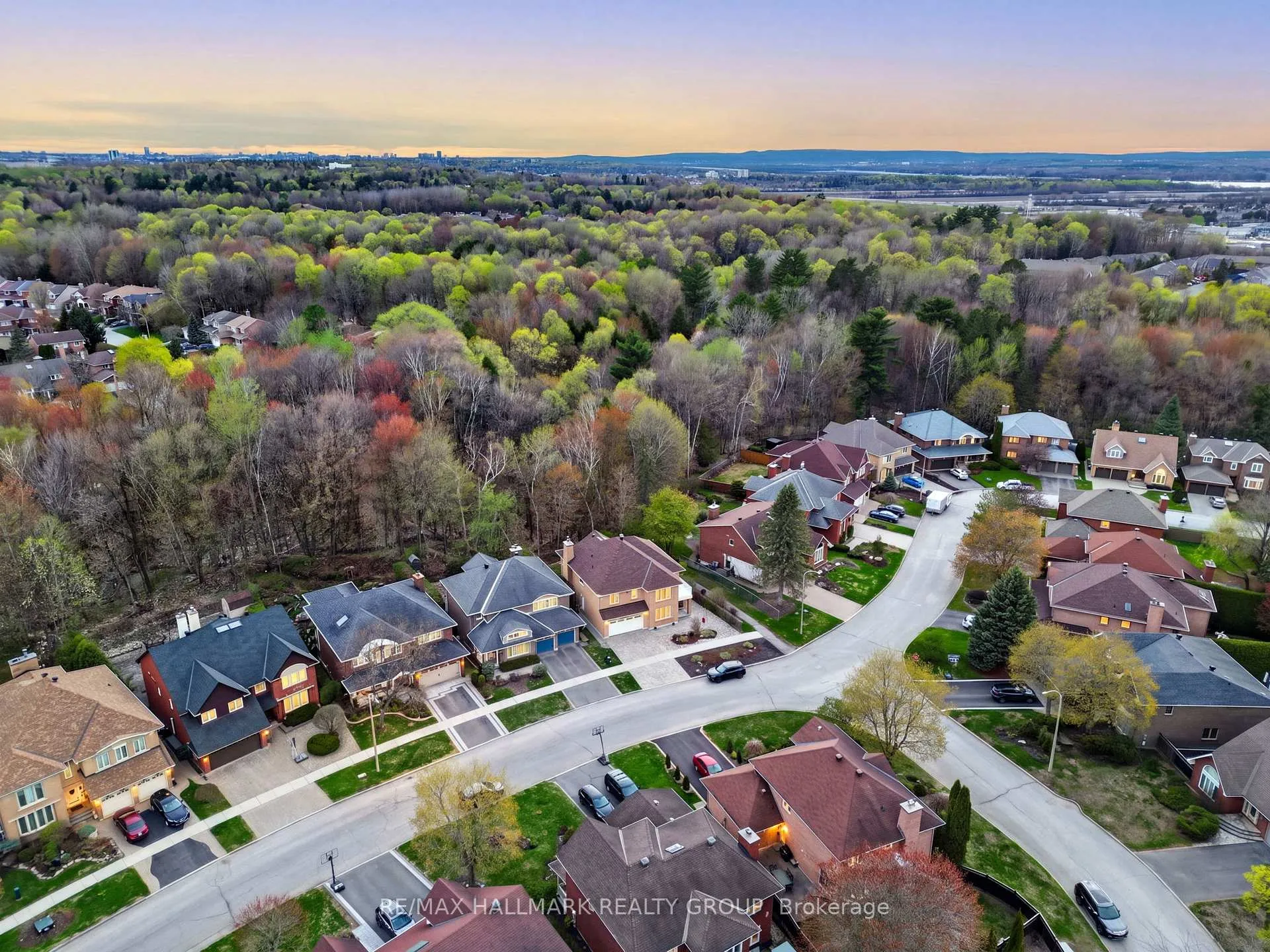 Photo 4 of 1671 Autumn Ridge Drive, Ottawa, Chapel Hill — HOMEH